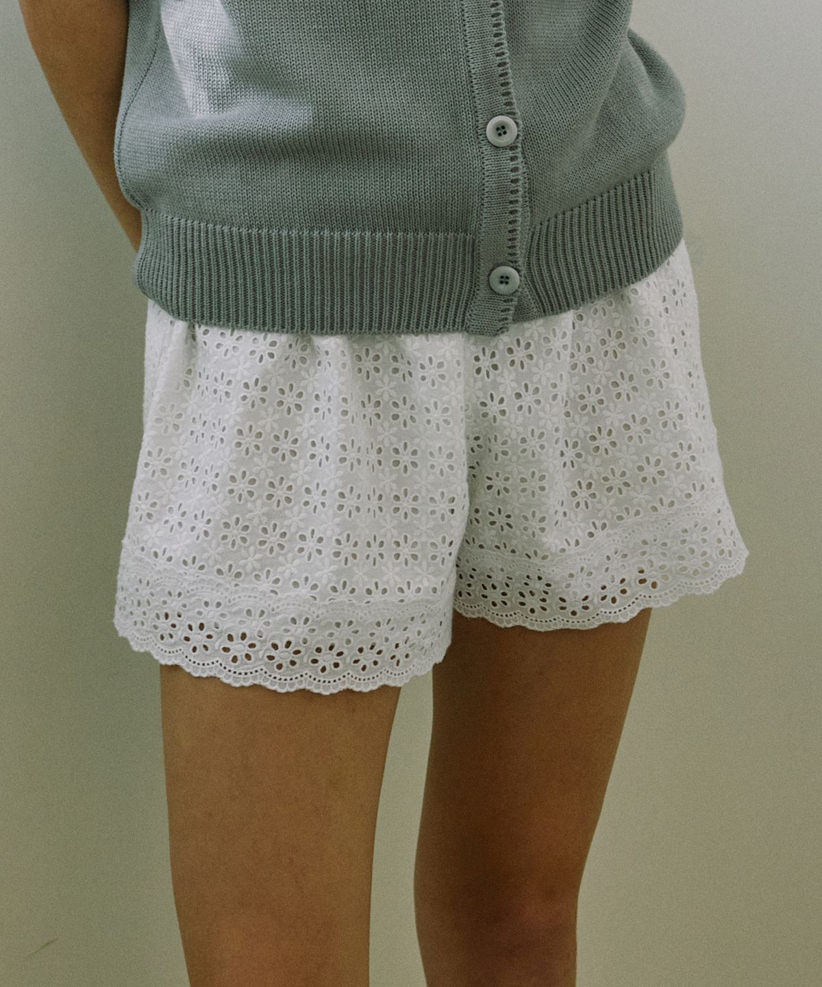 논로컬(NONLOCAL) Flower Punching Lace Shorts - White