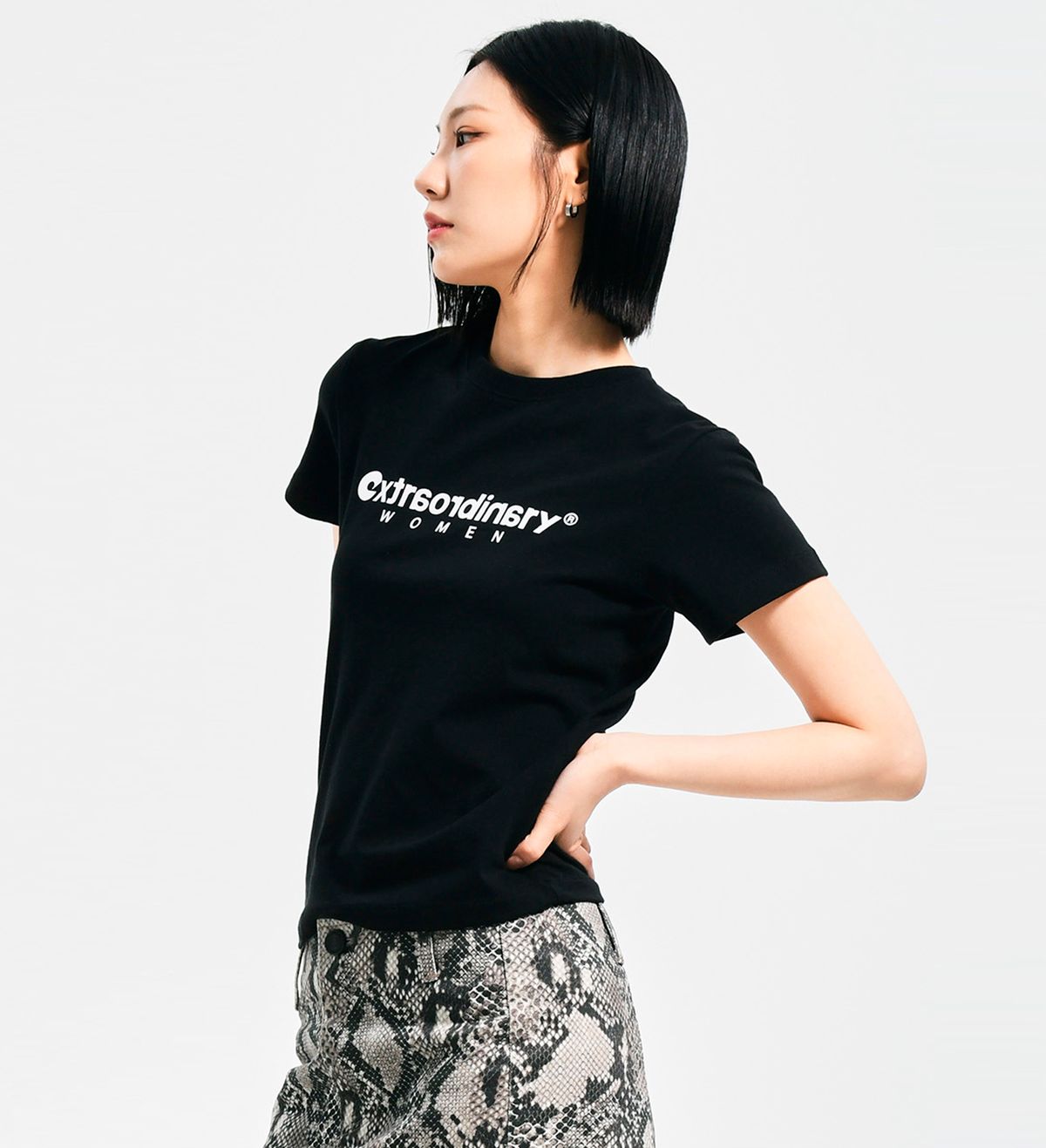 엑스트라오디너리(EXTRAORDINARY) WOMEN BASIC LOGO TEE   BLACK