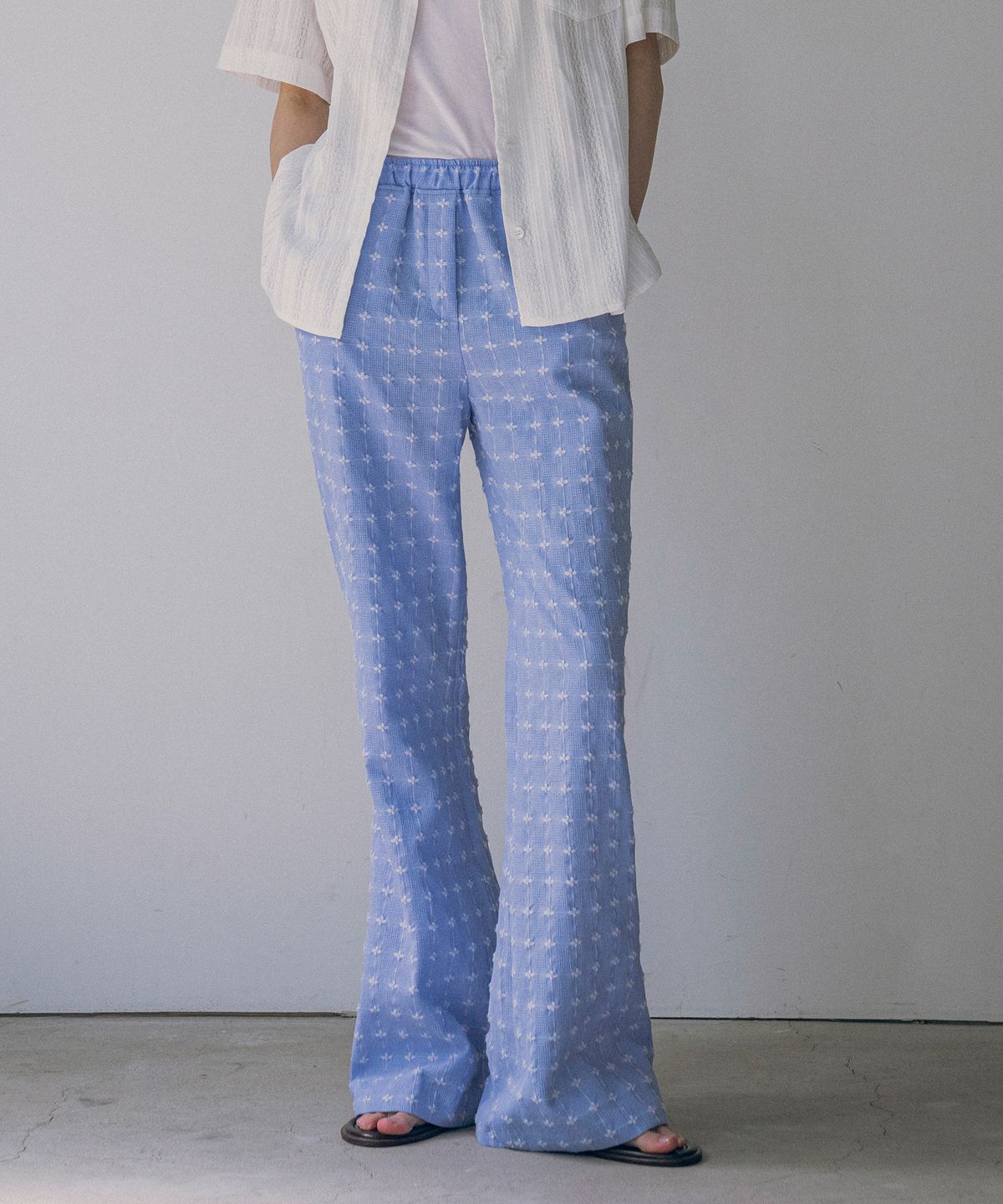 반원 아틀리에(VANONE ATELIER) P3195 플라워 부츠컷 팬츠_Blue