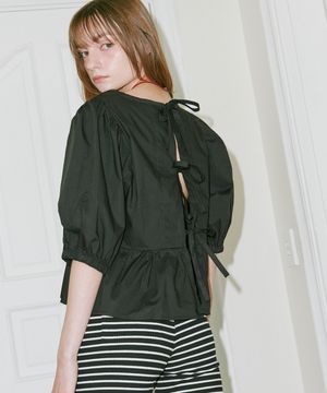 메달 백 리본 블라우스 블랙