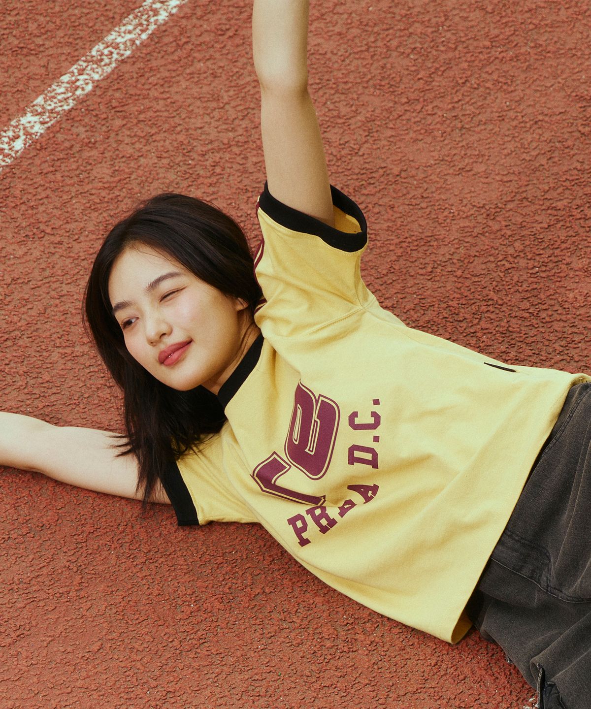 프렌다(PRENDA) 97 PDC LOGO COLORING RAGLAN TEE MUSTARD