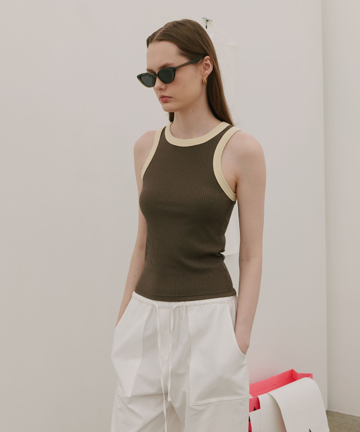 320쇼룸(320SHOWROOM) Ribbed Color-Blocked Sleeveless T Khaki