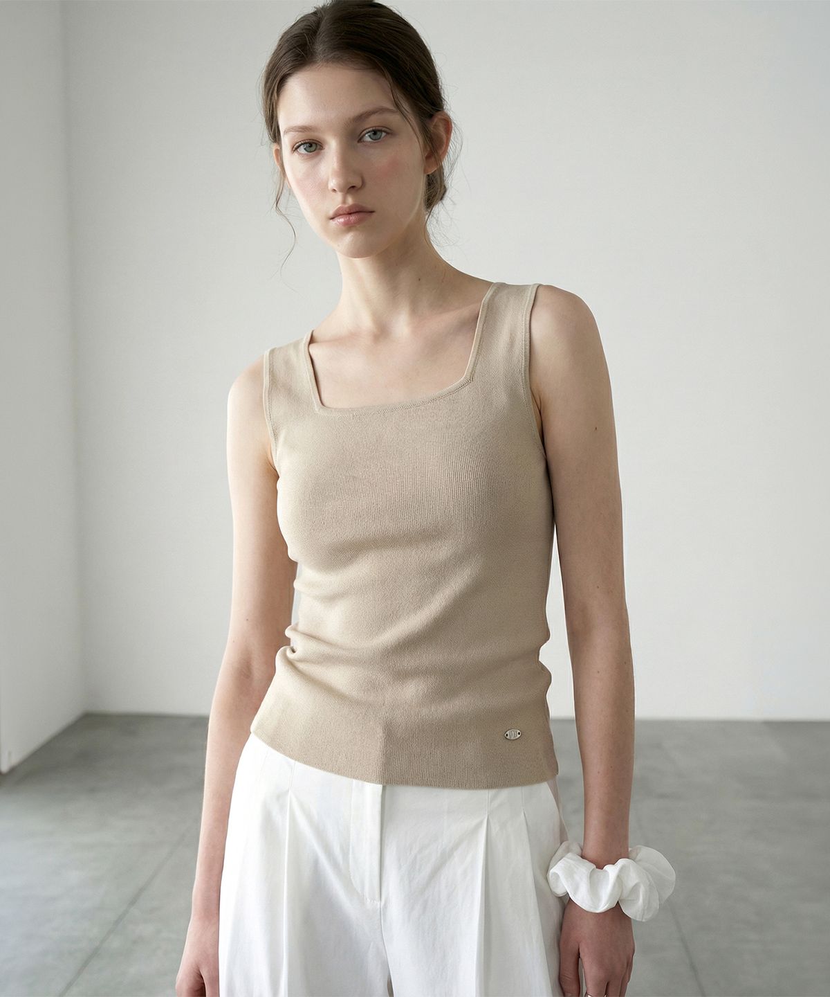 룩캐스트(LOOKAST) 클로에 스퀘어 넥 슬리브리스 니트 / CHLOE SQUARE NECK SLEEVELESS KNIT_3colors