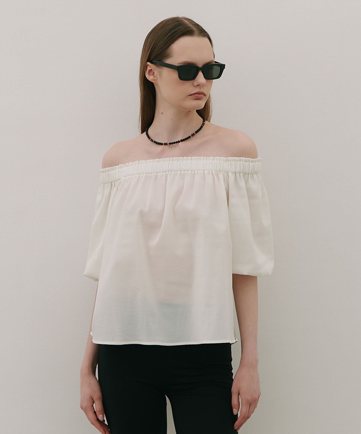 320쇼룸(320SHOWROOM) Off-Shoulder Shirred Blouse White