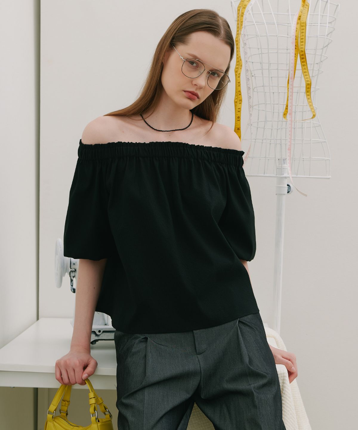 320쇼룸(320SHOWROOM) Off-Shoulder Shirred Blouse Black