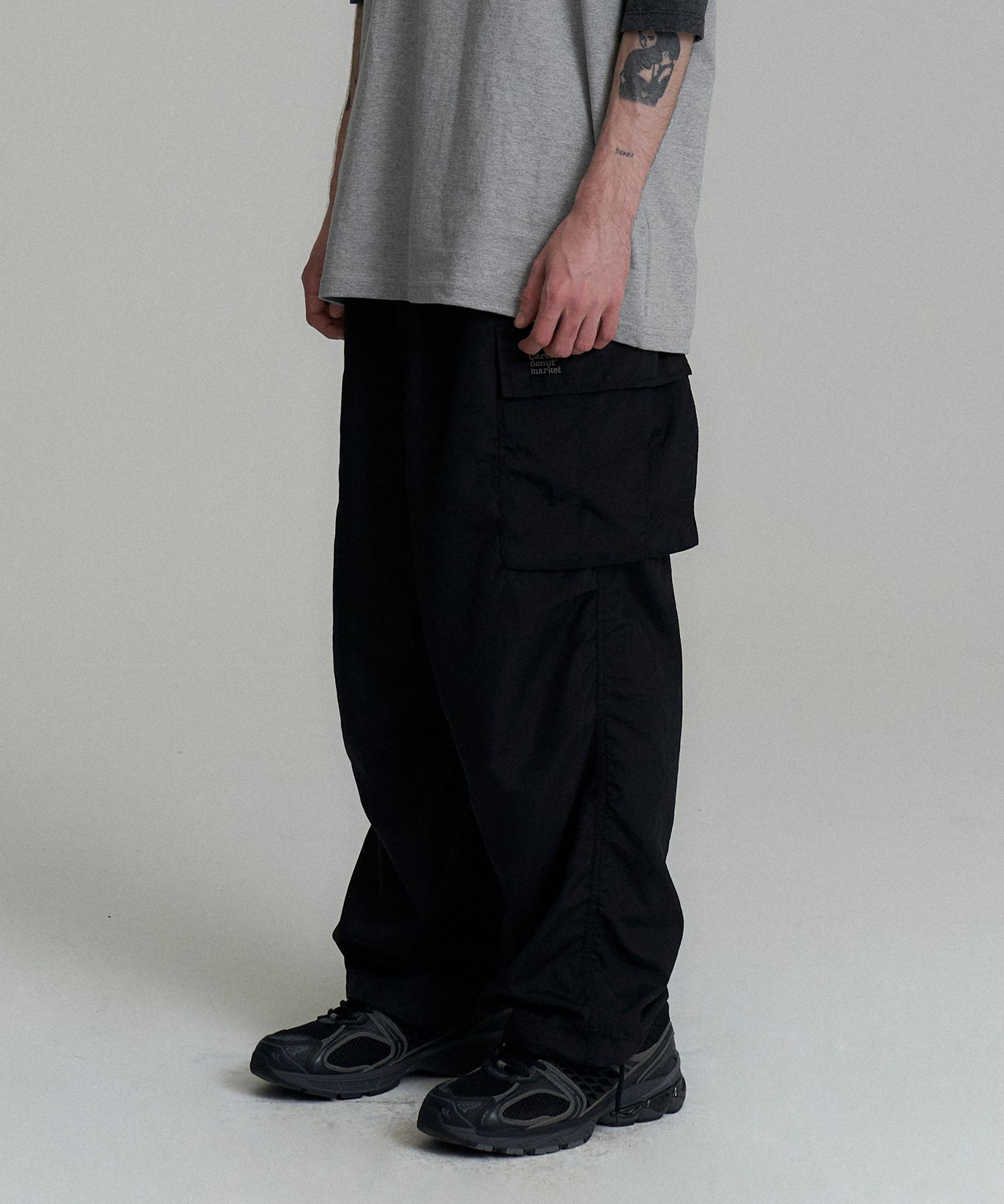 MUSINSA公式 | CACTUSDONUTMARKET Nylon Pin-tuck Cargo Pants - Black