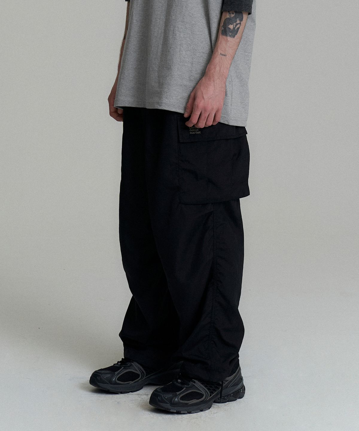캑터스도넛마켓(CACTUSDONUTMARKET) Nylon Pin-tuck Cargo Pants - Black