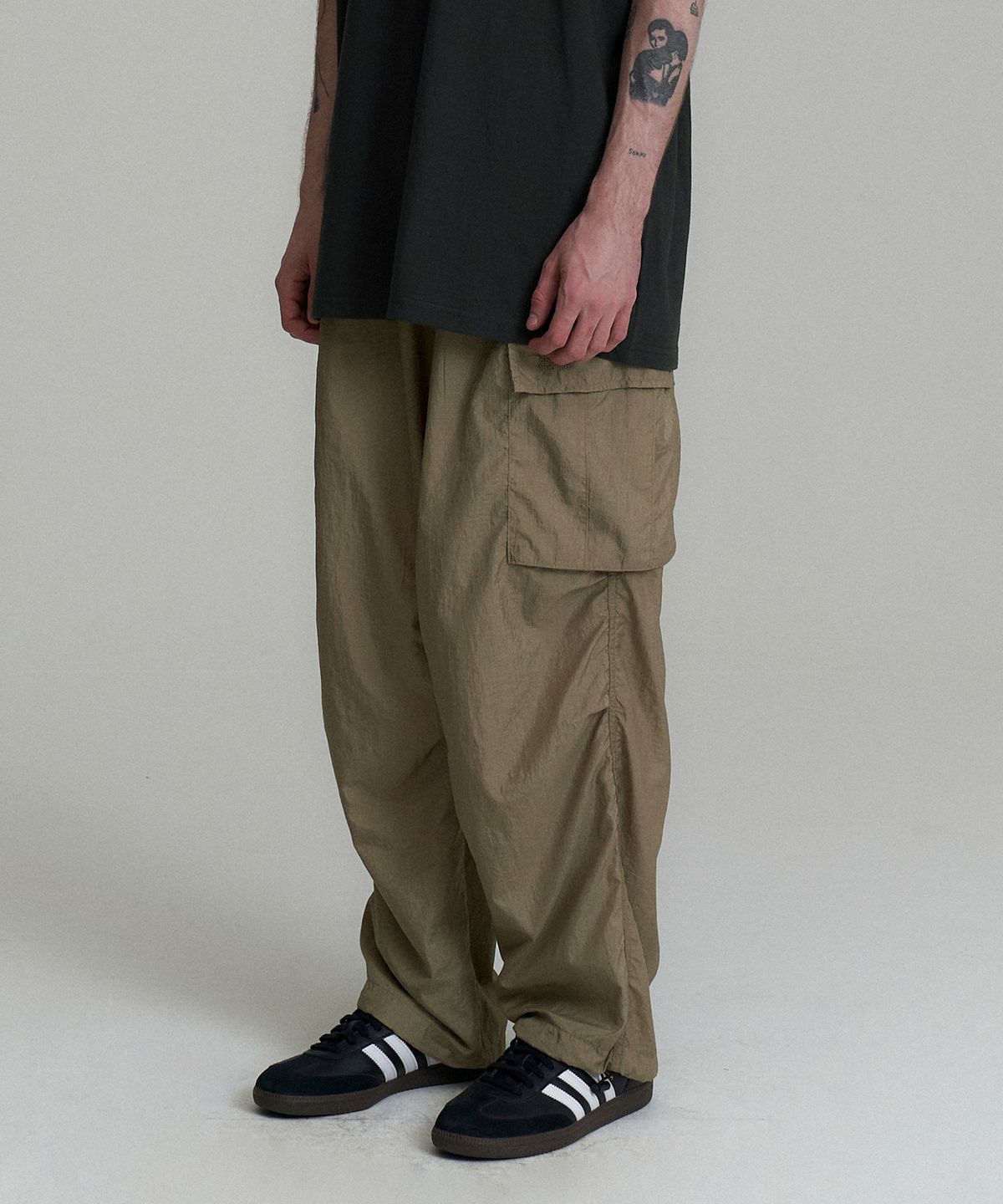 캑터스도넛마켓(CACTUSDONUTMARKET) Nylon Pin-tuck Cargo Pants - Beige