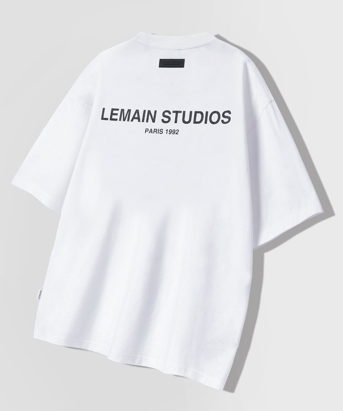 리메인세컨드(LEMAIN SECOND) 백 포인트 스튜디오 오버핏 반팔 티 [화이트]