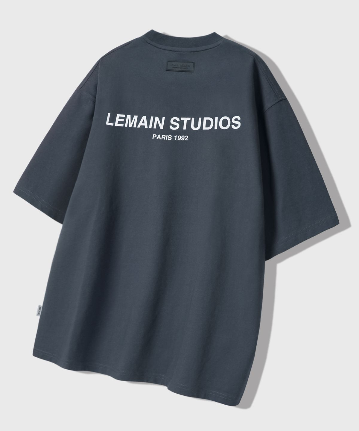 리메인세컨드(LEMAIN SECOND) 백 포인트 스튜디오 오버핏 반팔 티 [차콜]