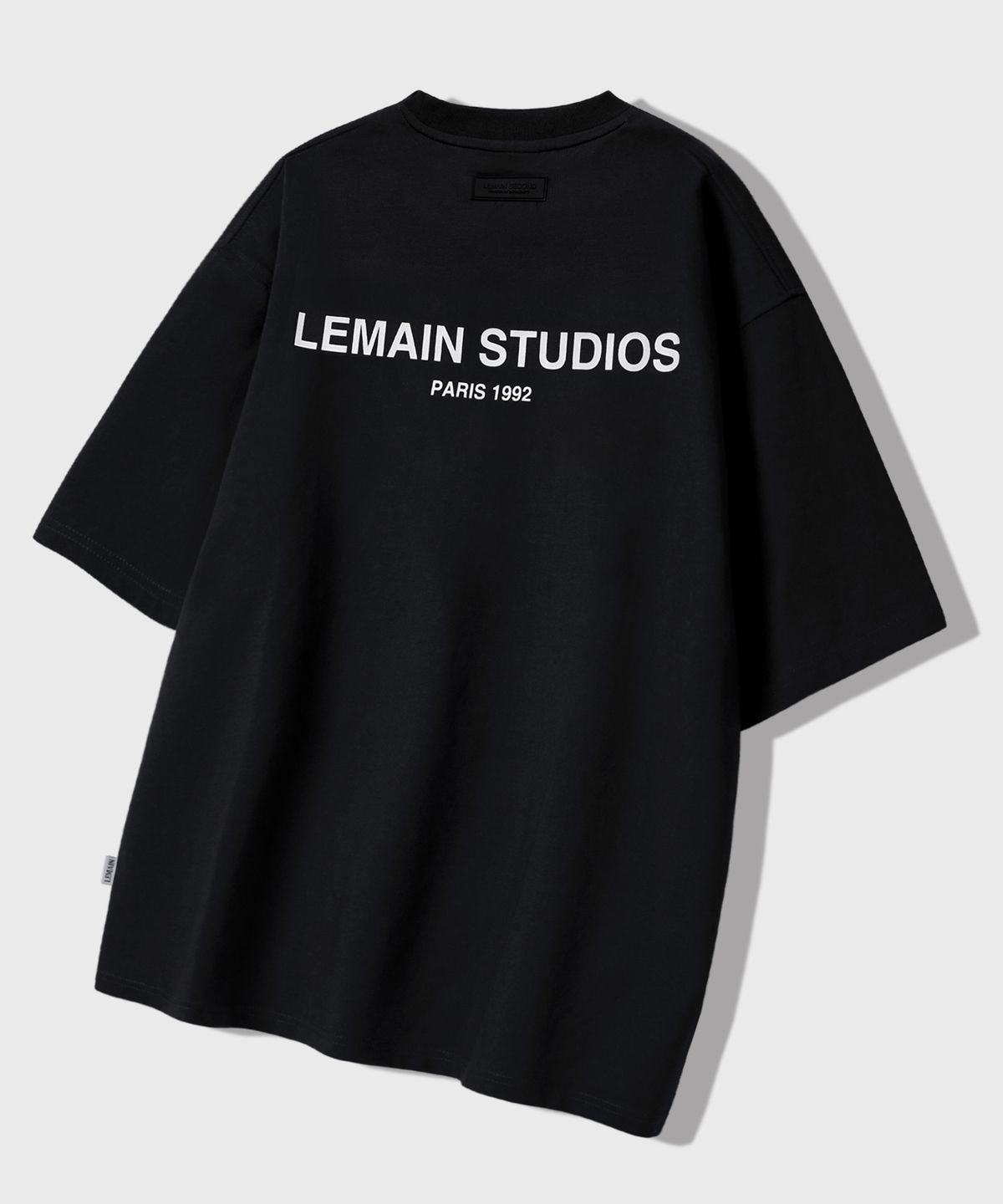 리메인세컨드(LEMAIN SECOND) 백 포인트 스튜디오 오버핏 반팔 티 [블랙]