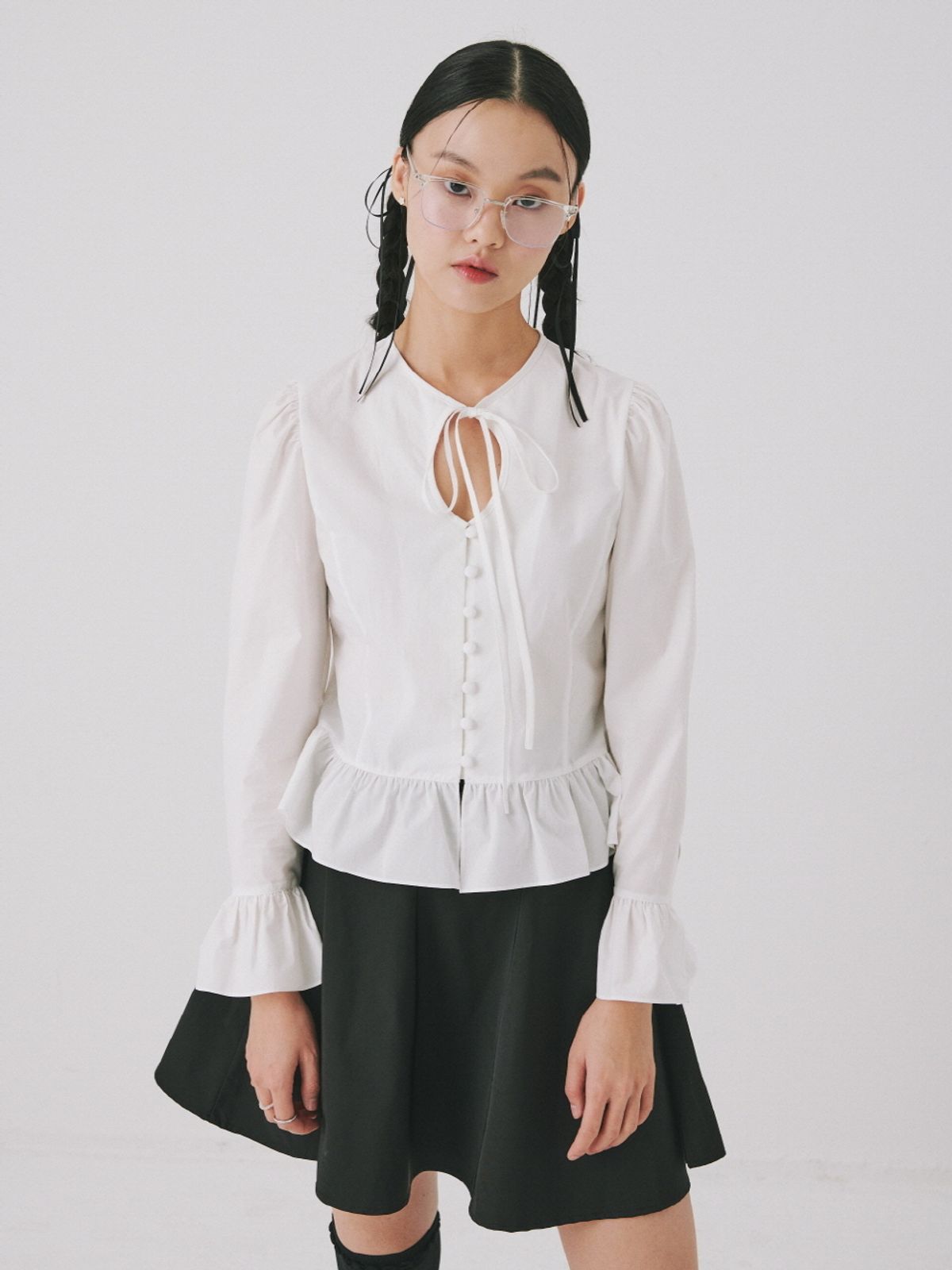나루강(NARU KANG) White cutout Ribbon Blouse
