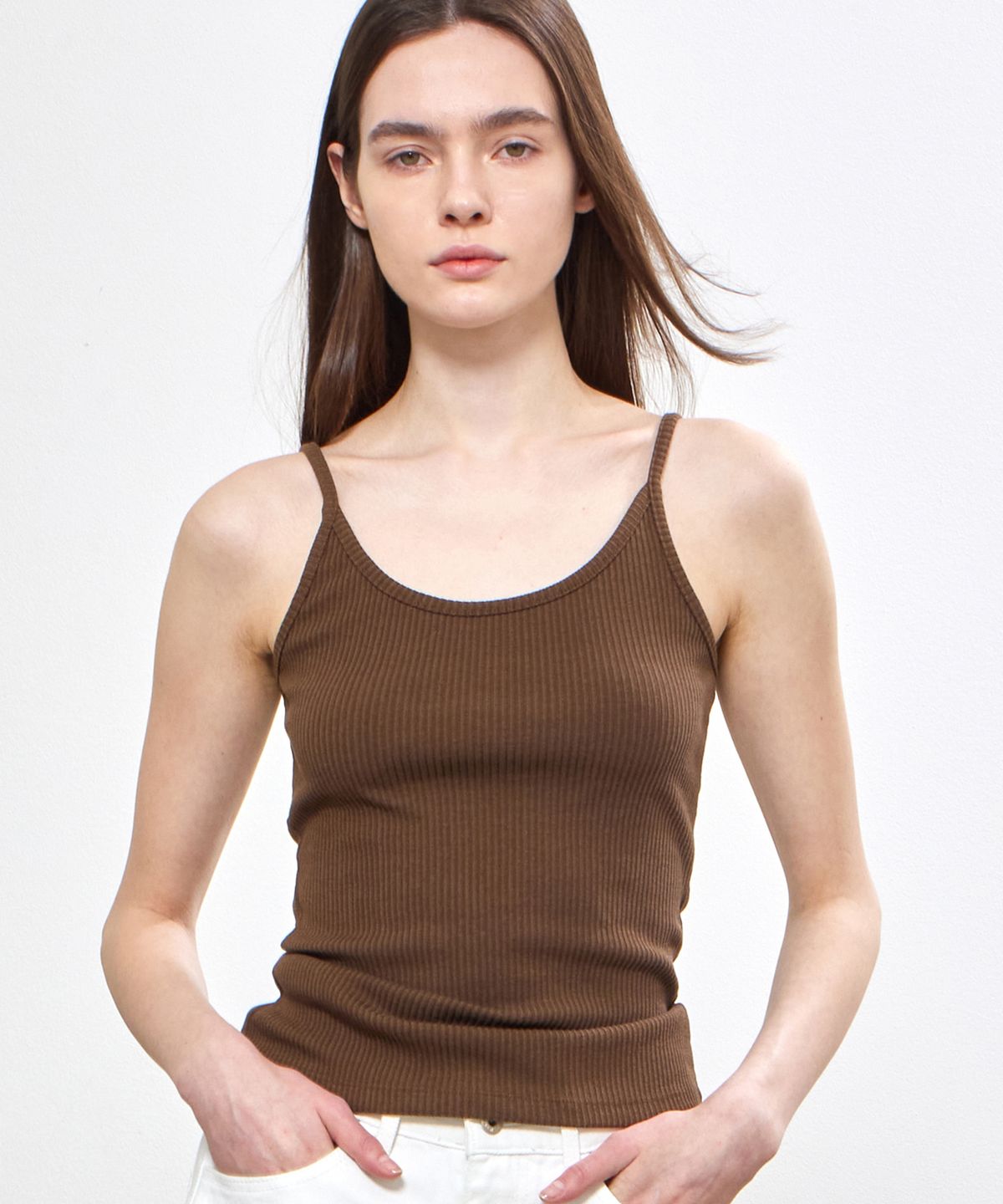 노티아(NOTIA) SLIM STRETCH SLEEVELESS TOP - BROWN