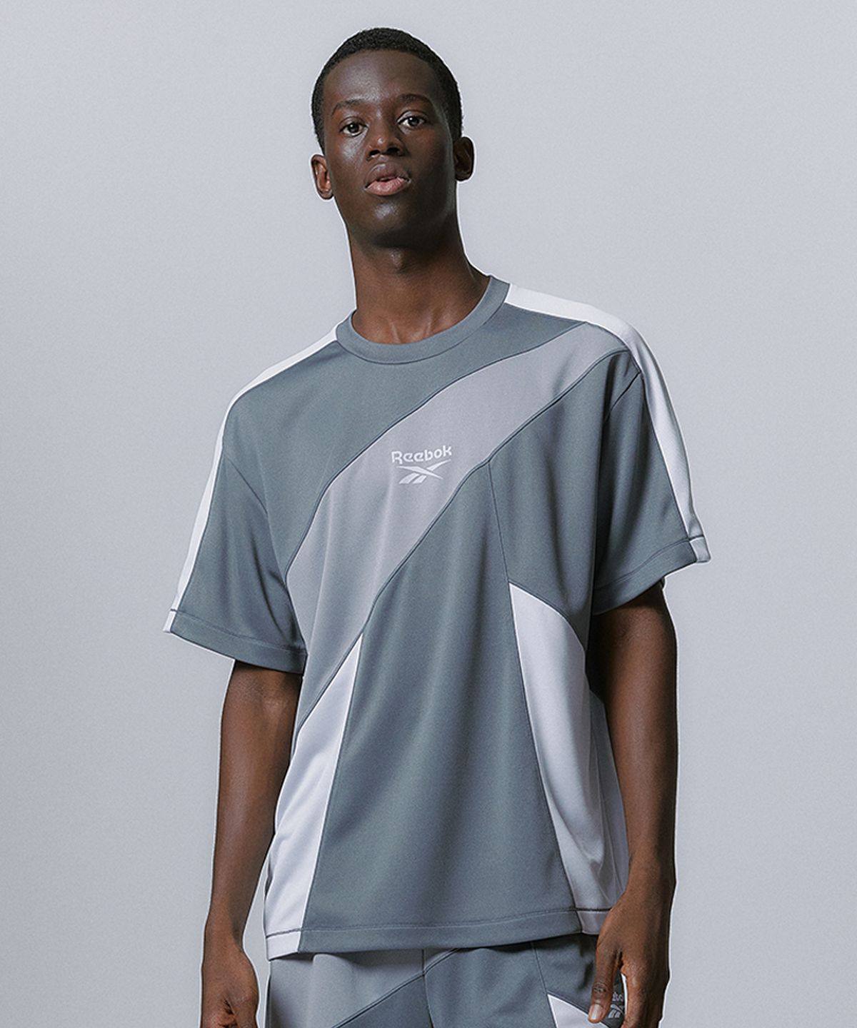 리복(REEBOK) 패널드 벡터 메쉬 티셔츠 - 그레이