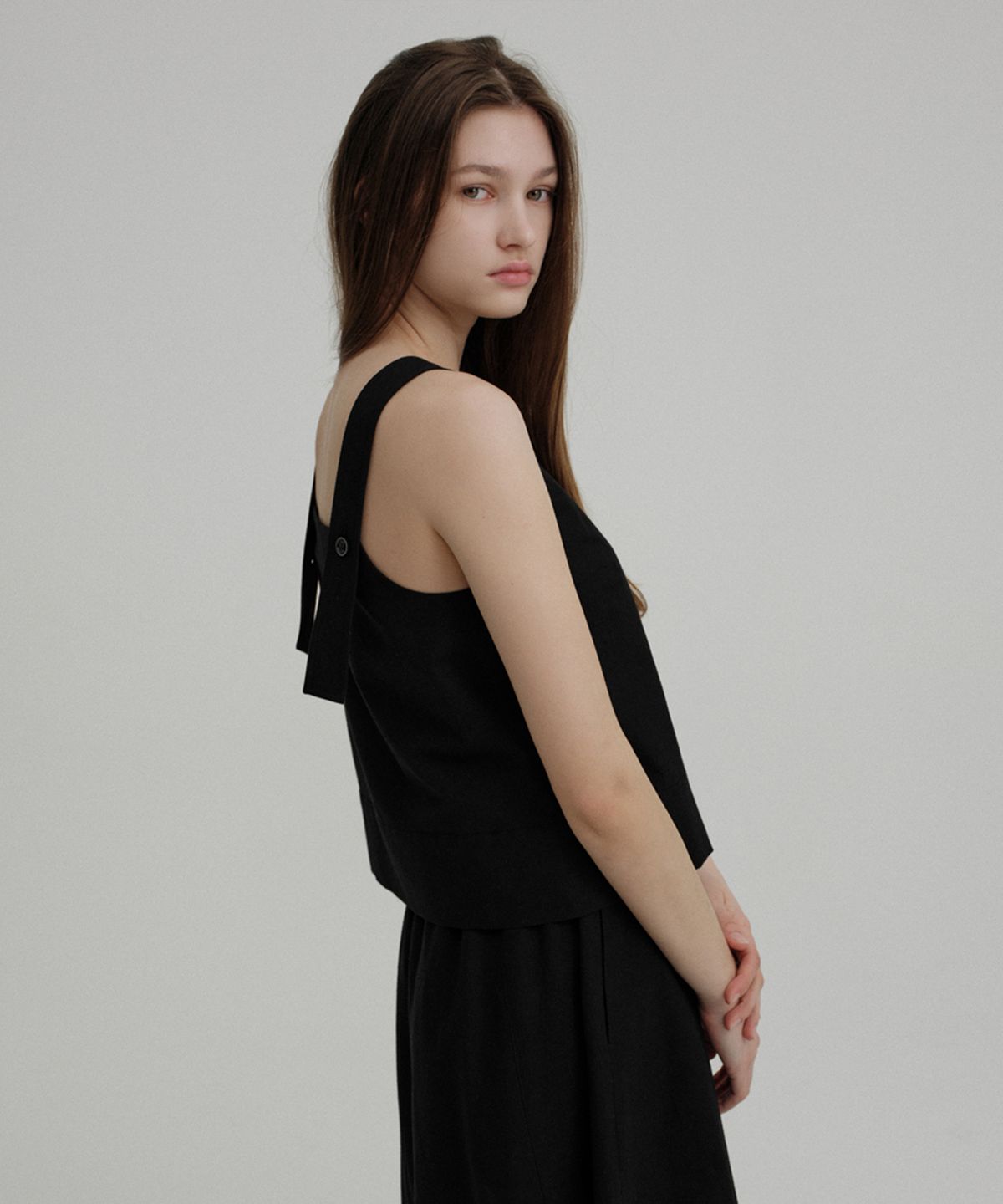 아바몰리(AVA MOLLI) SQUARE NECK SLEEVELESS TOP (BLACK)