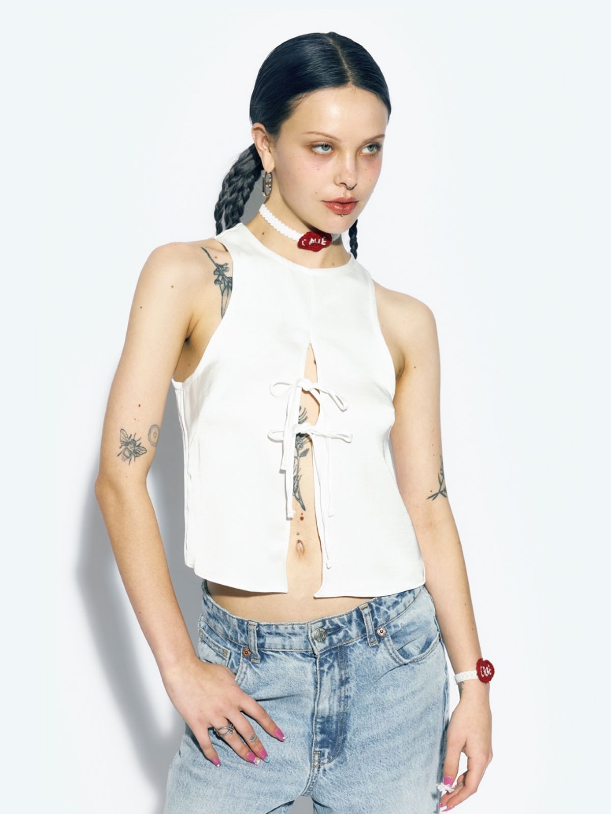 에즈이프 캘리(ASIF CALIE) RIBBON OPEN SLEEVELESS BLOUSE WHITE