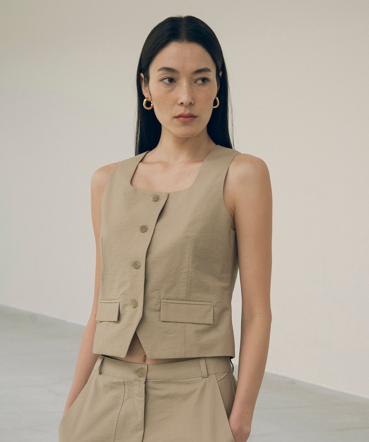 시야쥬(SIYAZU) SITP5149 와샤 스퀘어넥 베스트_Khaki beige