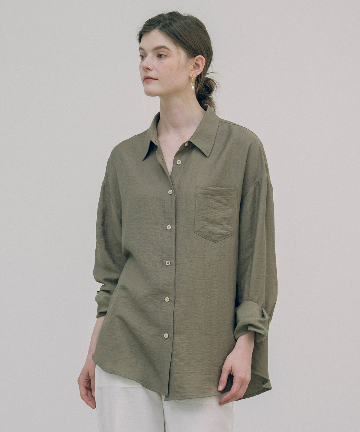 시야쥬(SIYAZU) SITP5151 오버핏 라운지 실키 셔츠_Khaki brown