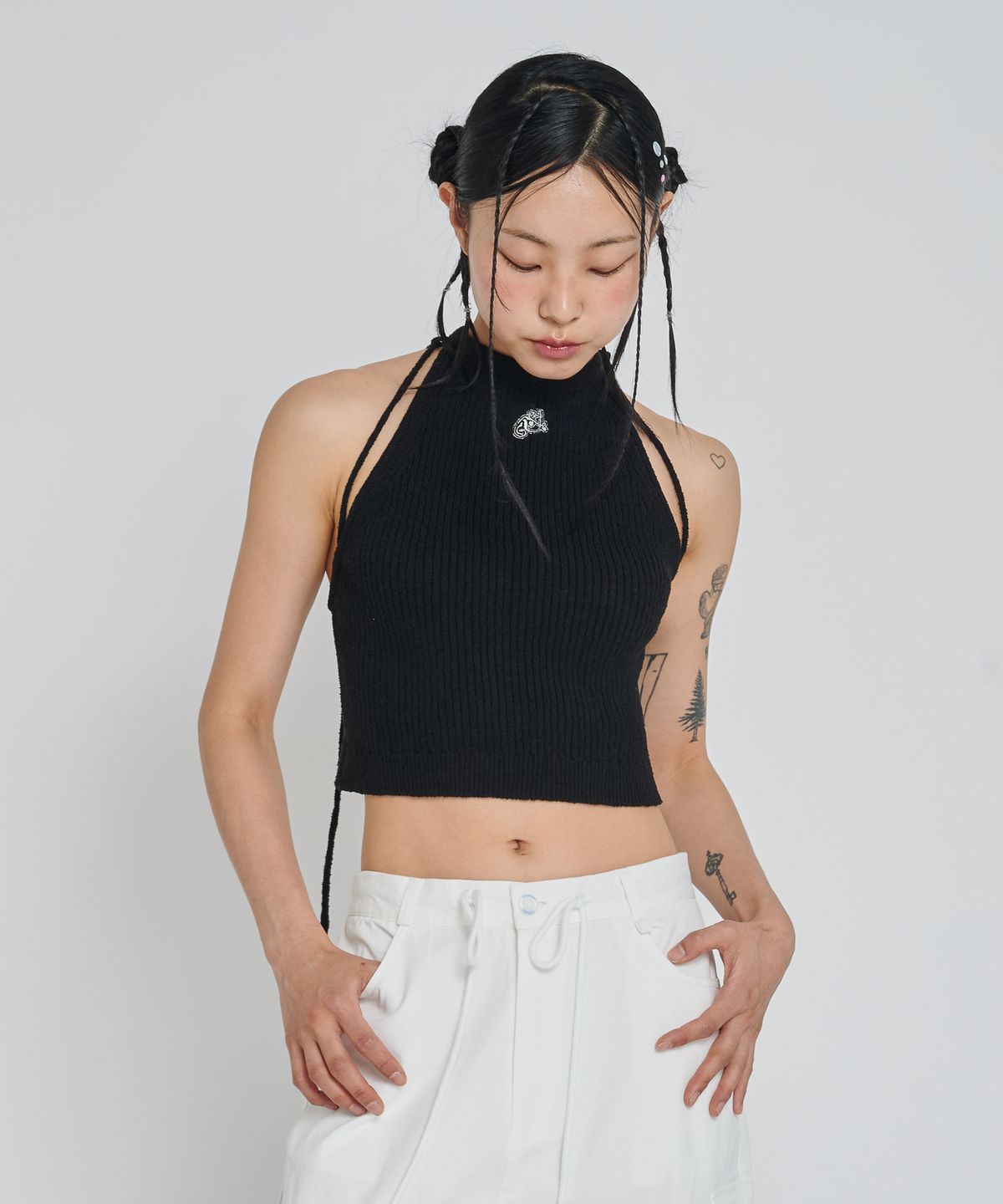언유주얼 노말(UNUSUALNORMAL) BOOKLE HALTER KNIT TOP_BLACK