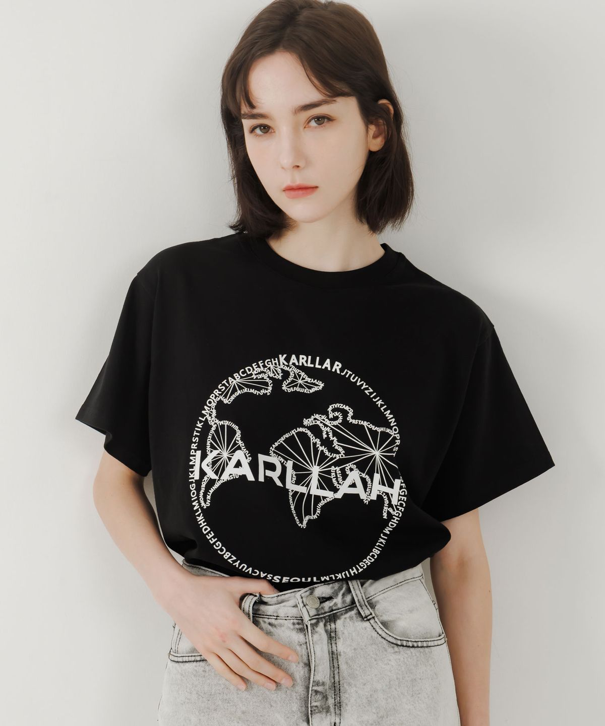 칼라(KARLLAH) 월드 와이드 프린트 반팔 티셔츠-블랙