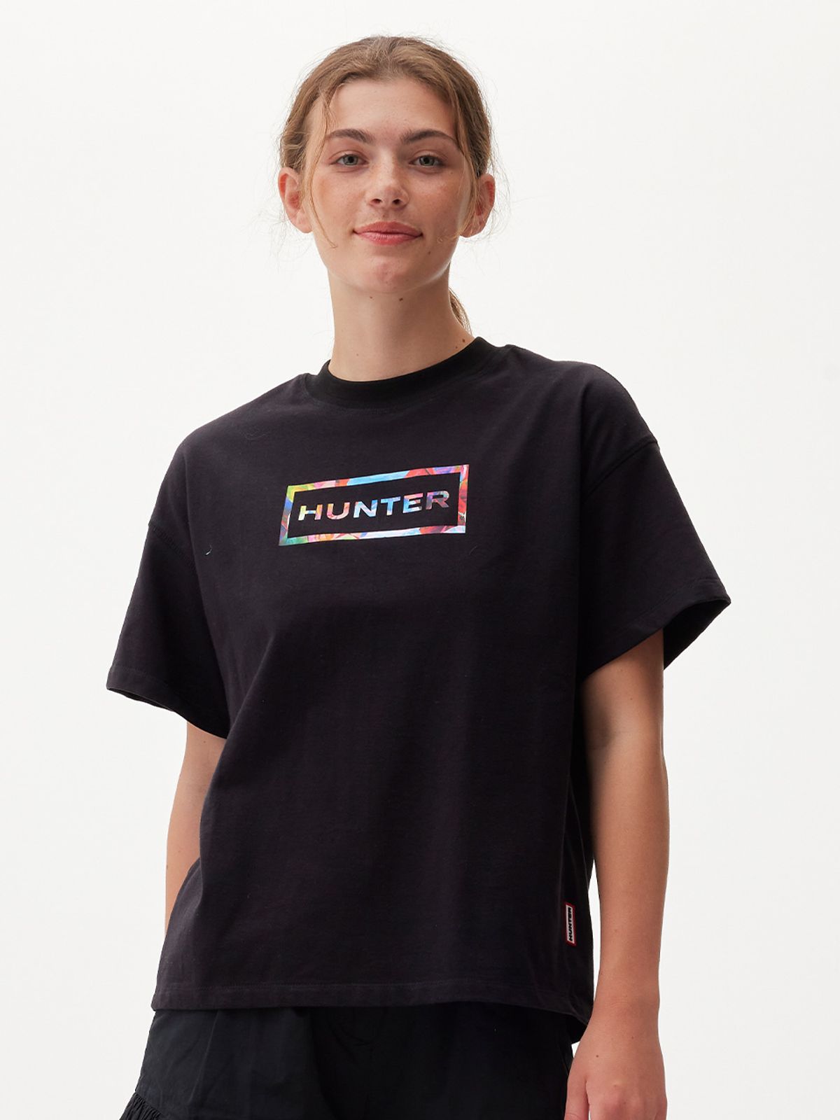 헌터(HUNTER) [UNISEX] 플레이 시즌 로고 티셔츠 - 블랙 HAU0006ATZBLK