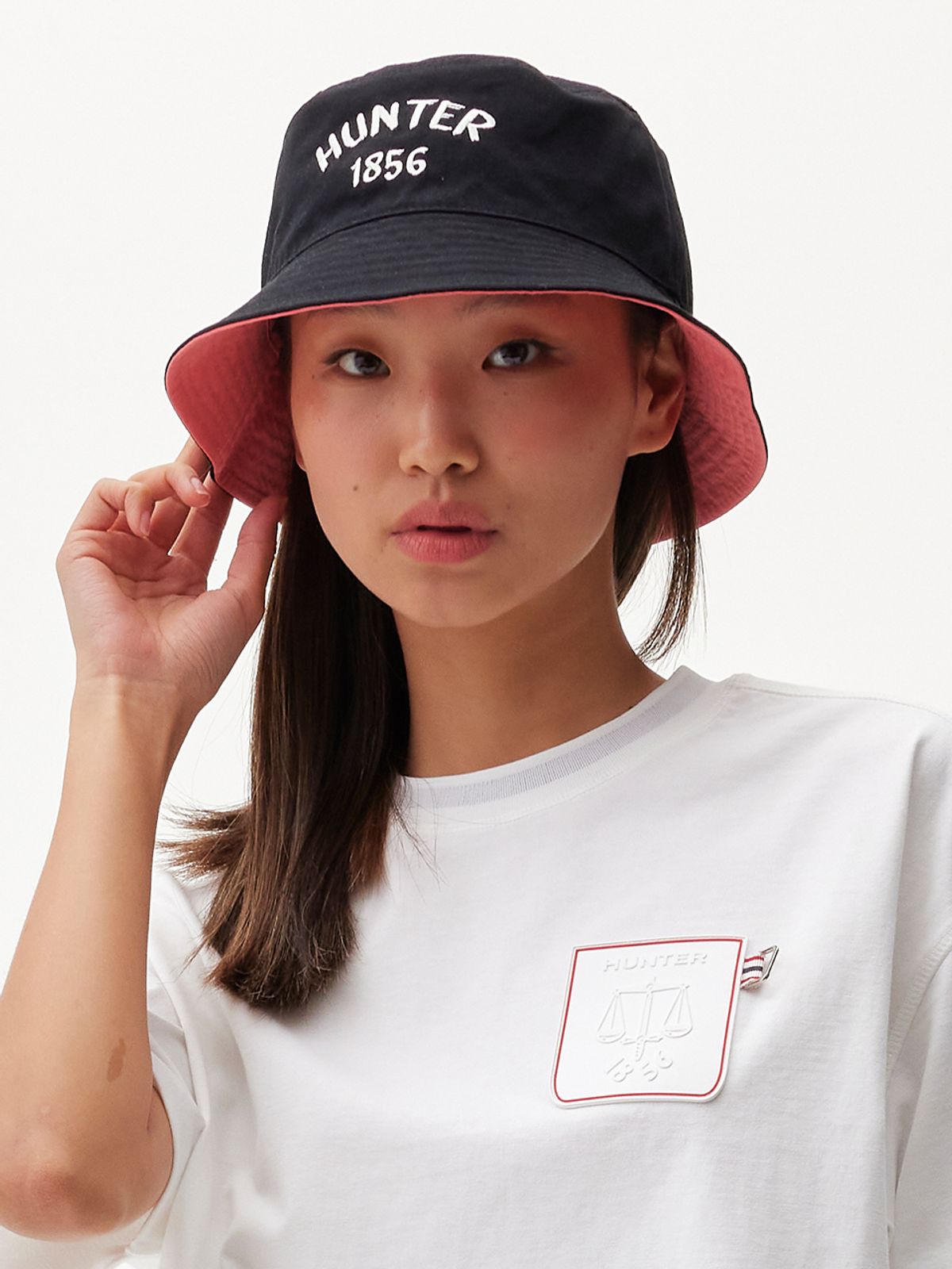 헌터(HUNTER) [UNISEX] 임브로이더리 1856 버캣 햇 - 블랙/아이보리 HAU0004CHZBLK