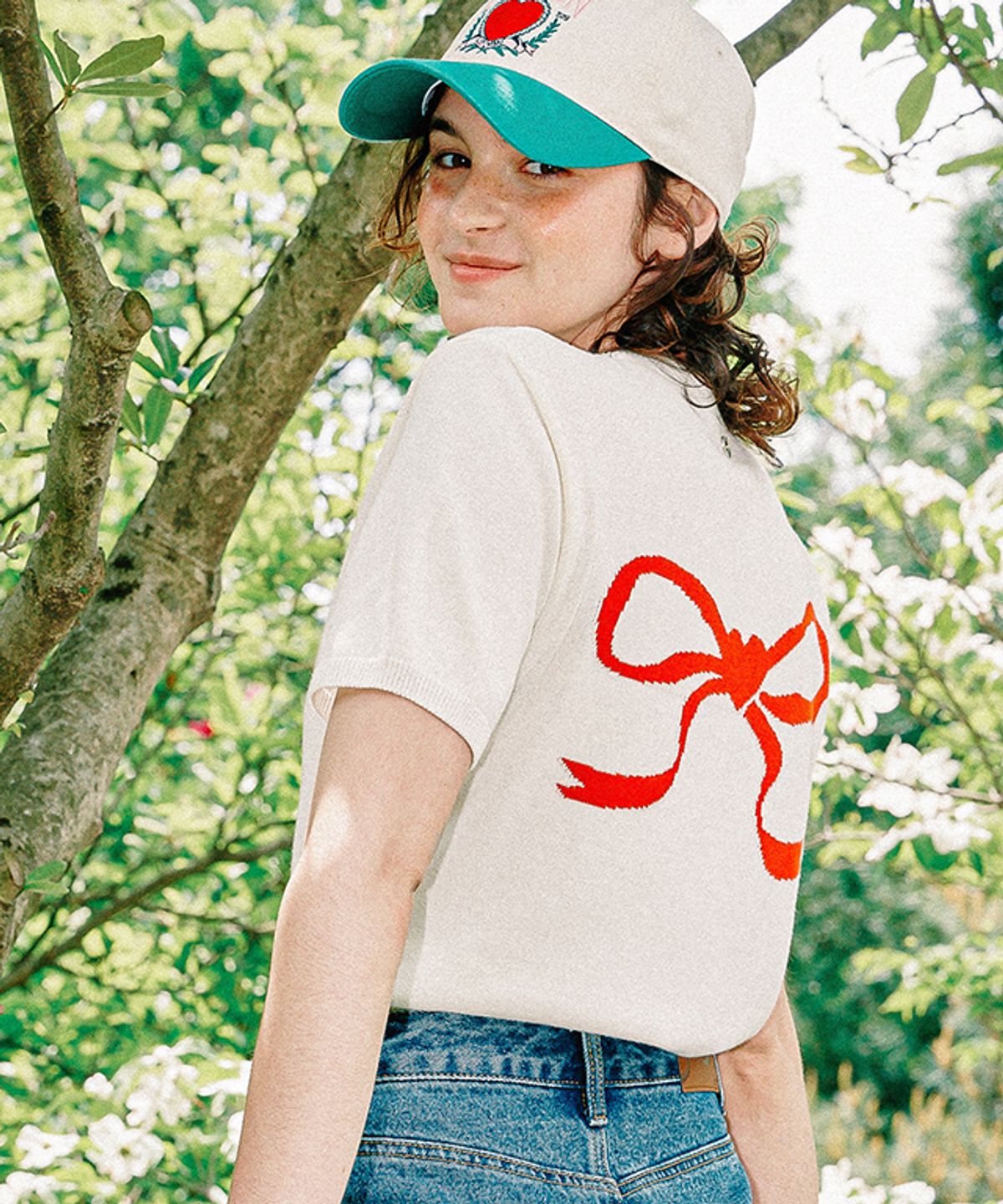 론론(RONRON) HEART RIBBON JACQUARD SHORT SLEEVE KNIT IVORY RED