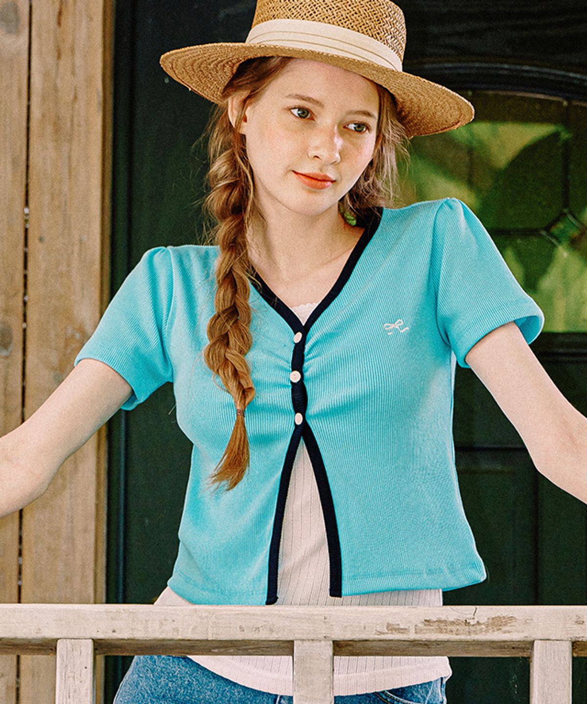 론론(RONRON) HEART RIBBON 3 BUTTON V NECK SLIM T SHIRT BLUE