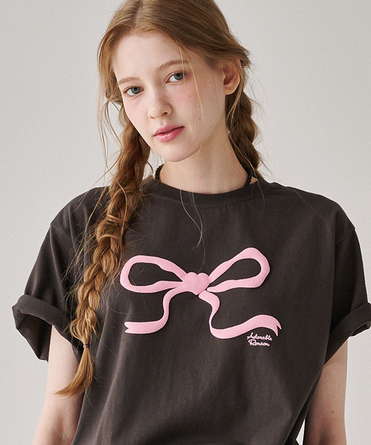 론론(RONRON) EMBO HEART RIBBON BASIC FIT T SHIRT CHARCOAL PINK