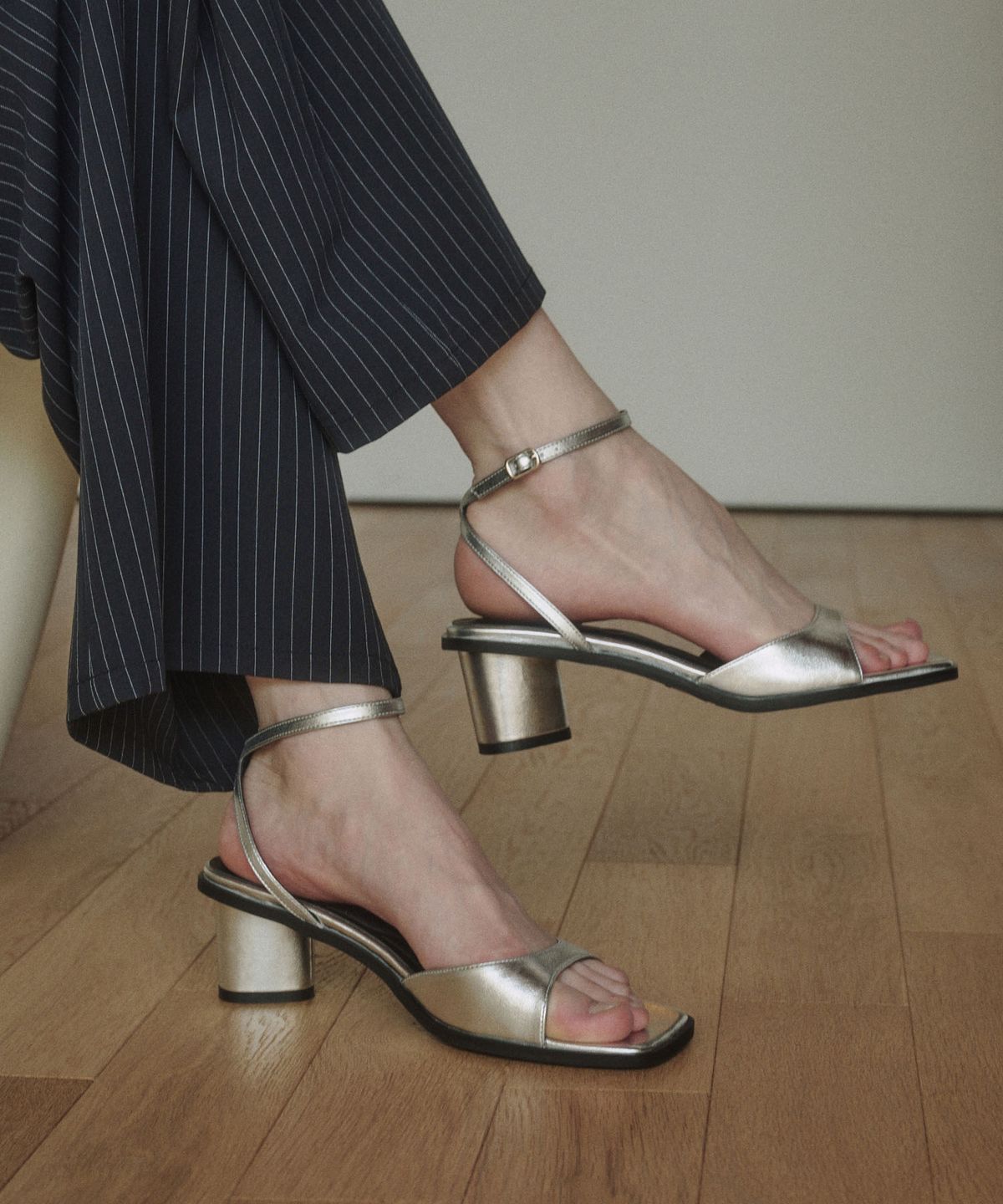 솔트앤초콜릿(SALT AND CHOCOLATE) 스퀘어 오픈 토 스트랩 샌들  412424009 (6cm/2colors)