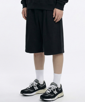 원턱 스웨트 버뮤다 쇼츠 블랙