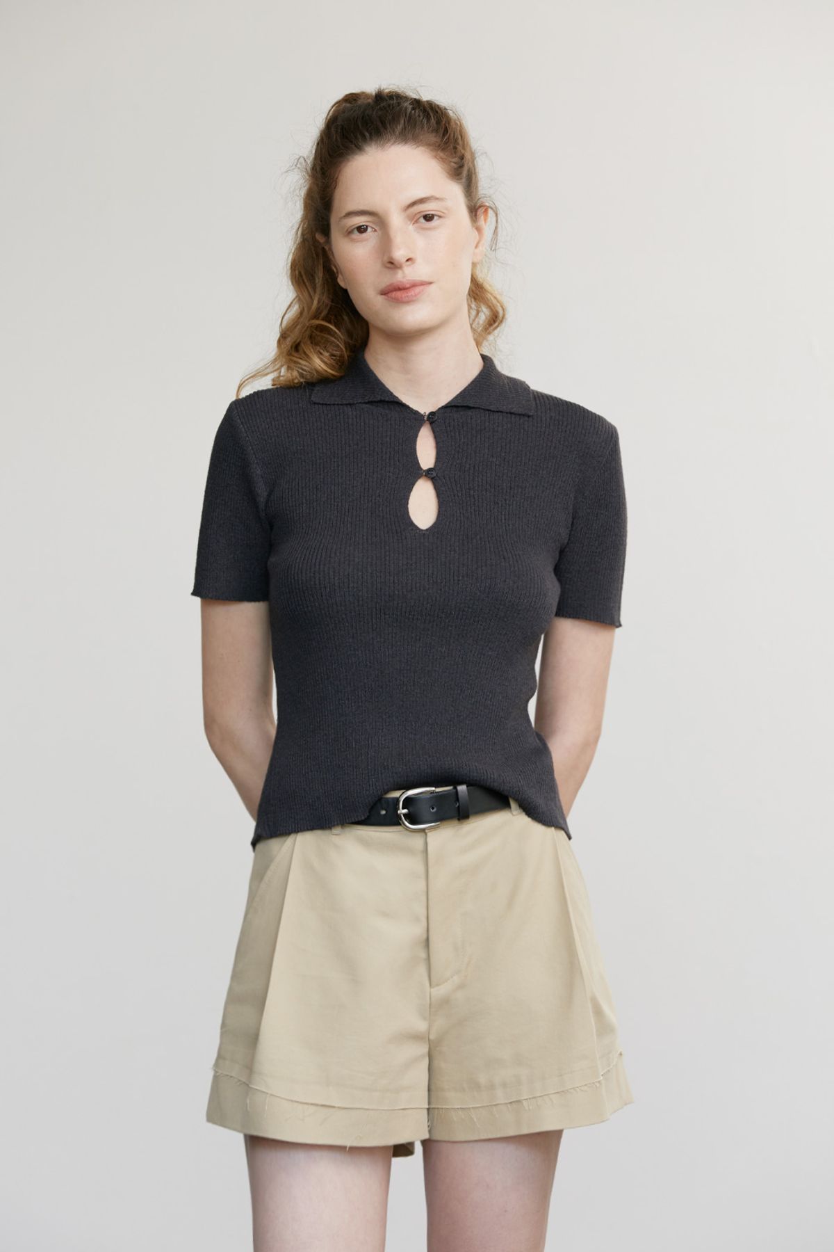 애프터아워즈(AFTERHOURS) BACK SLIT COLLAR KNIT TOP (CHARCOAL)