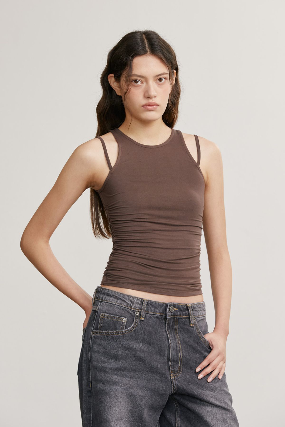 애프터아워즈(AFTERHOURS) SHIRRING STRAP SLEEVELESS TOP (BROWN)