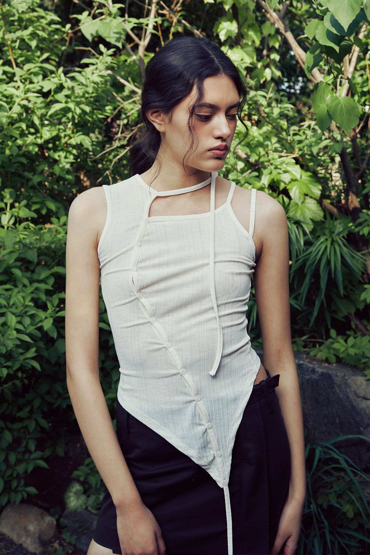 애프터아워즈(AFTERHOURS) ASYMMETRIC NECKLINE SLEEVELESS TOP (CREAM)