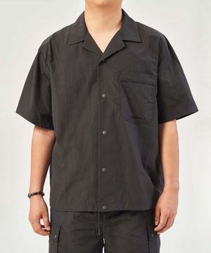 오픈 카라 반팔 셔츠 차콜