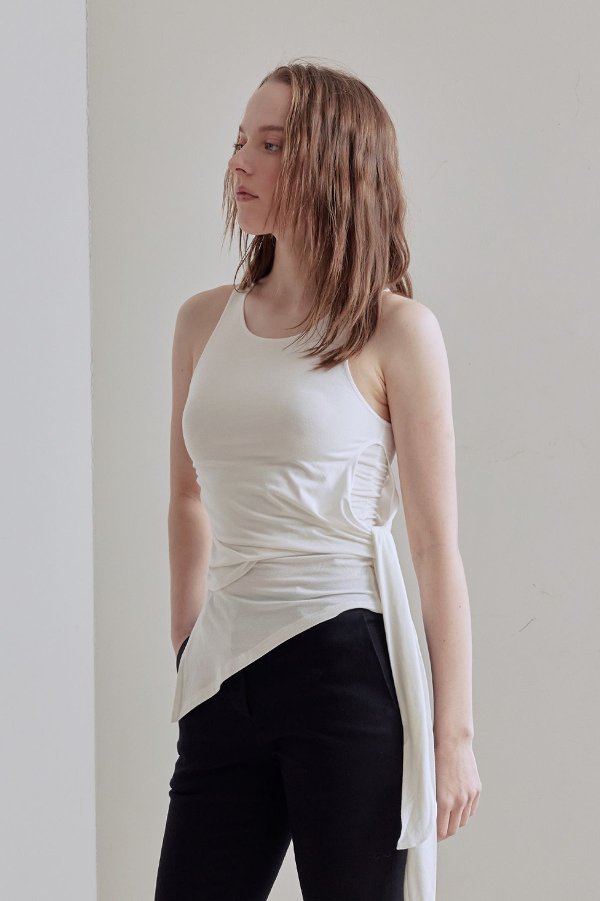 애프터아워즈(AFTERHOURS) KNOTTED SLEEVELESS TOP (IVORY)