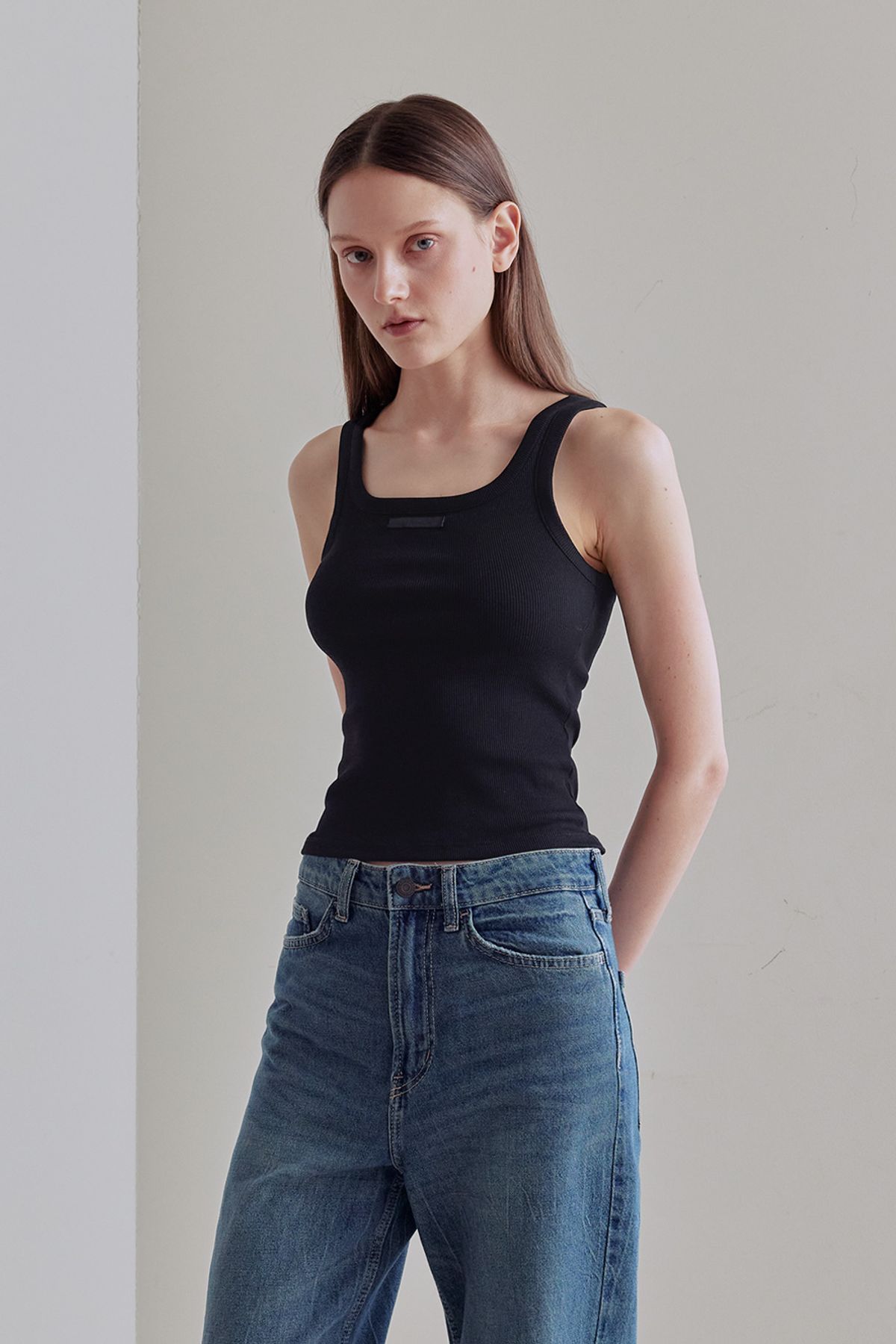 애프터아워즈(AFTERHOURS) SQUARE NECK SLEEVELESS TOP (BLACK)