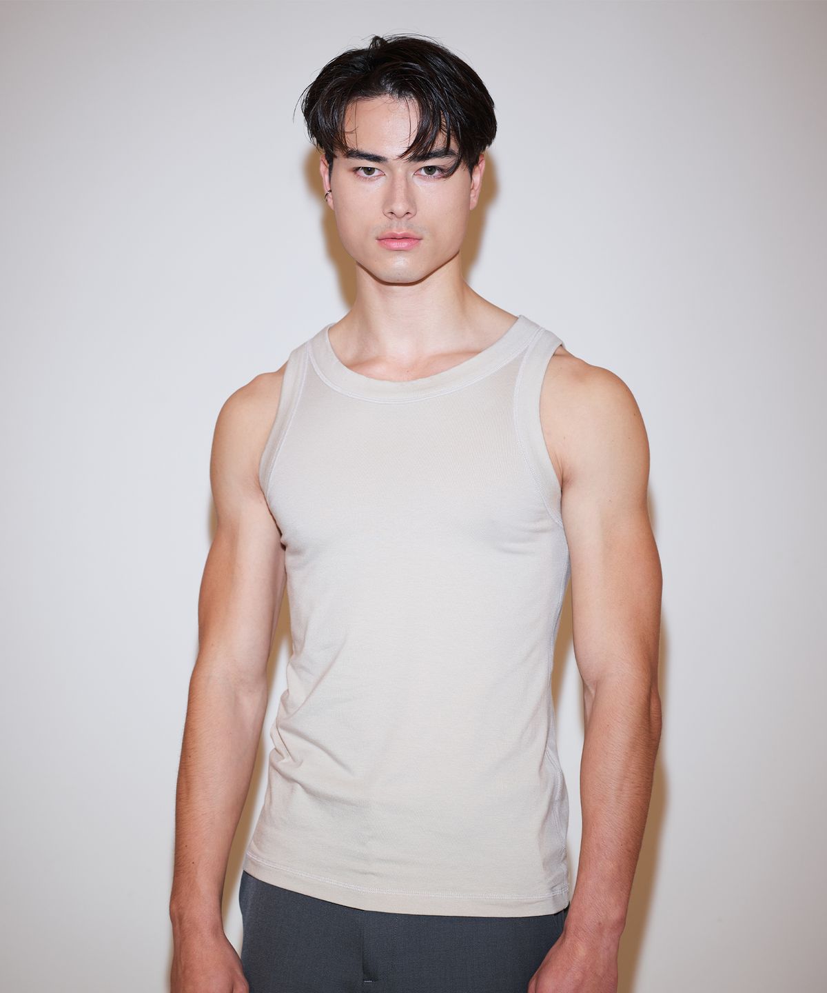 핀스드룩(FINSDRUCK) DIAGONAL RIBS SCOOP NECK SLEEVELESS TOP(NUDE BEIGE)
