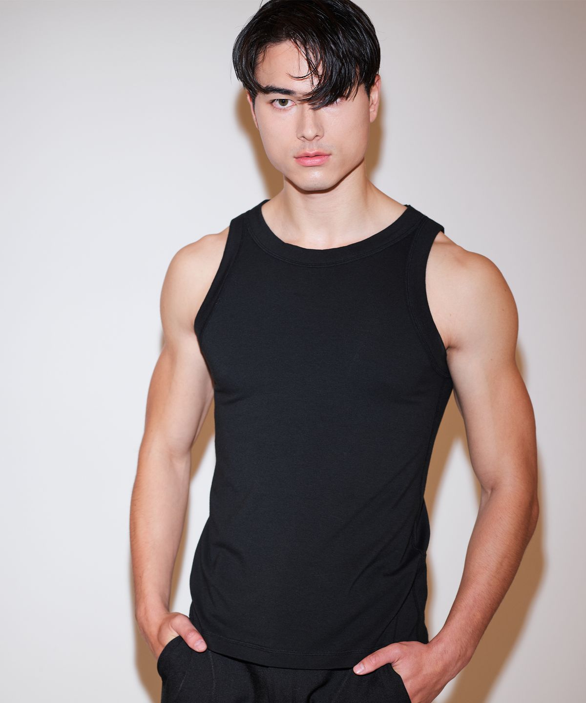 핀스드룩(FINSDRUCK) DIAGONAL RIBS SCOOP NECK SLEEVELESS TOP(BLACK)