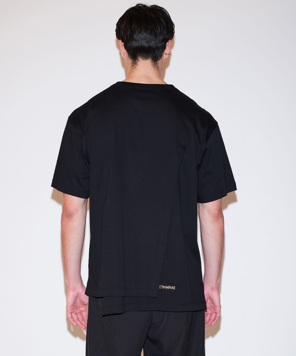 핀스드룩(FINSDRUCK) DOUBLE LAYERED BACK R-NECK TOP(BLACK)