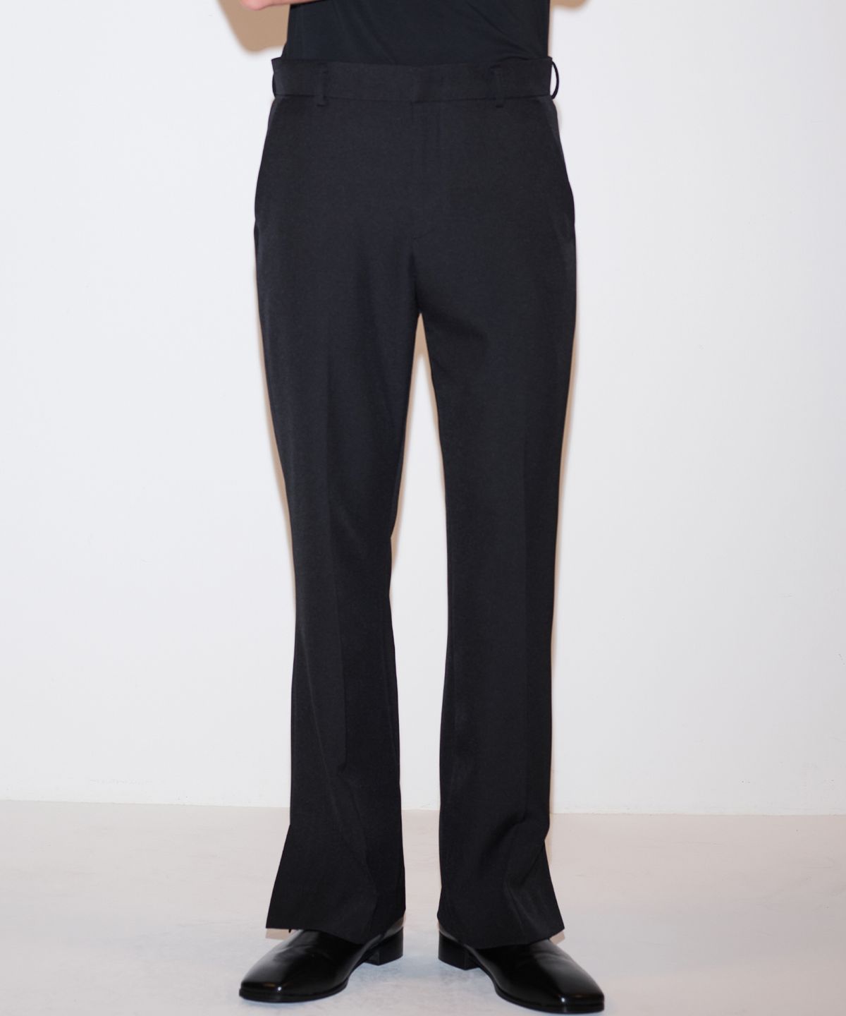 핀스드룩(FINSDRUCK) EDGE SLIT ROCK VIBE BOOT CUT SLACKS(BLACK)