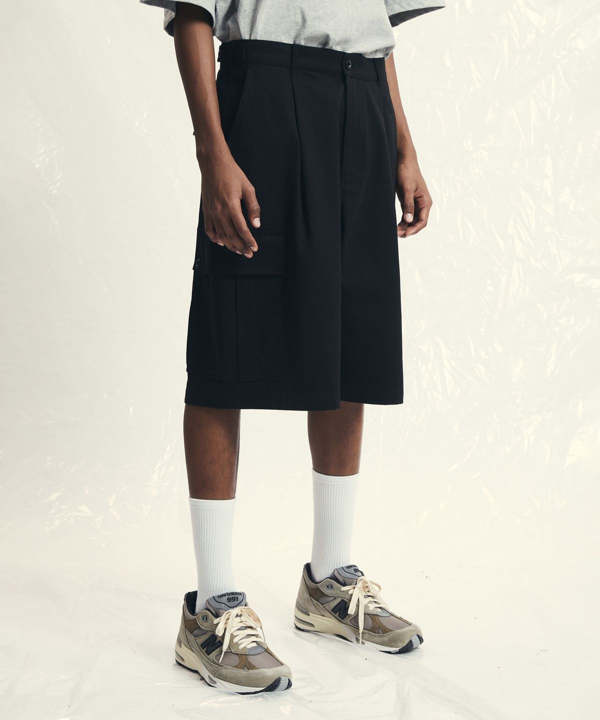 아이아우어(IOUWER) washed cotton cargo shorts black