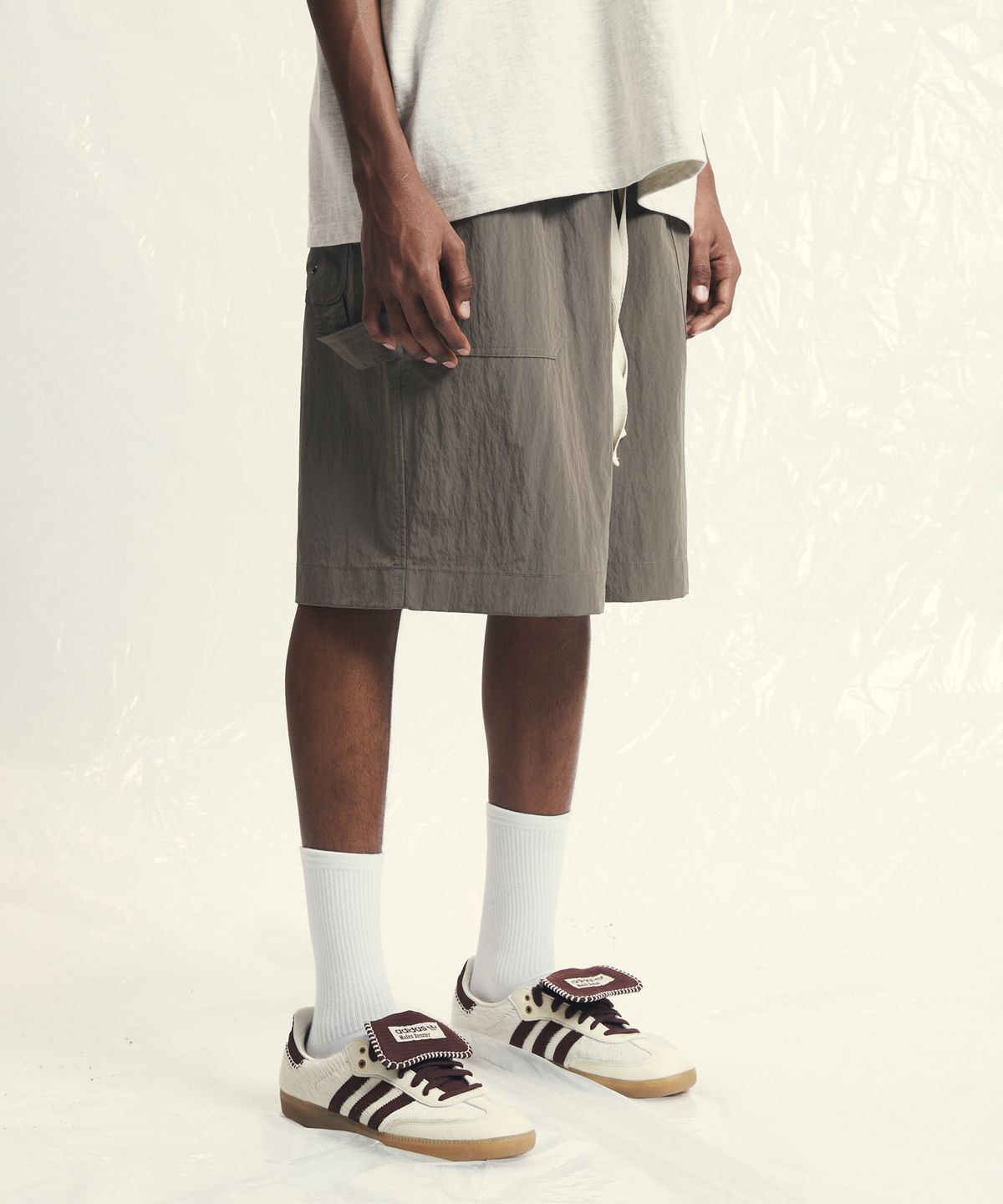 아이아우어(IOUWER) nylon fatigue shorts grayish beige
