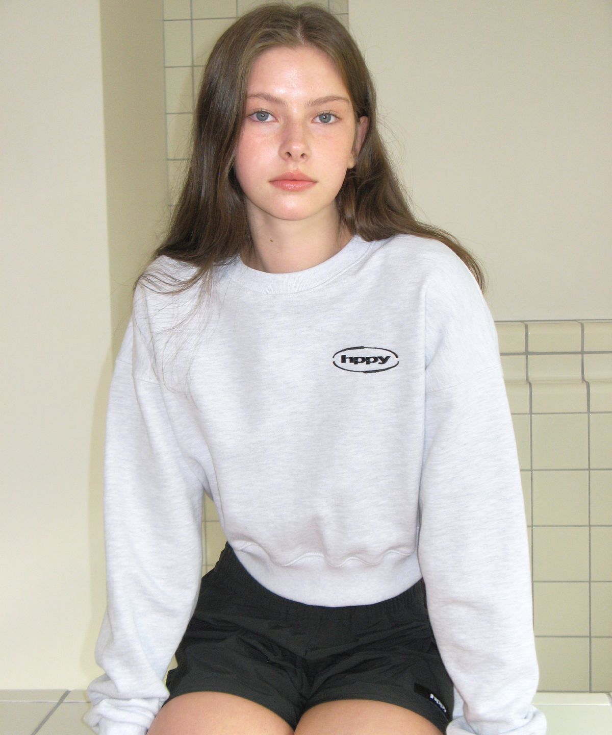 에이치피피와이(HPPY) (WOMEN) NEW LOGO CROP SWEATSHIRT - WHITE MELANGE