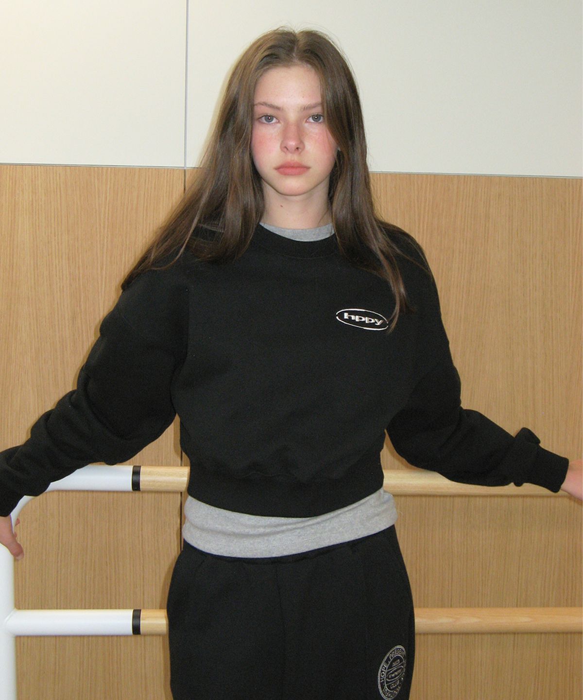 에이치피피와이(HPPY) (WOMEN) NEW LOGO CROP SWEATSHIRT - BLACK
