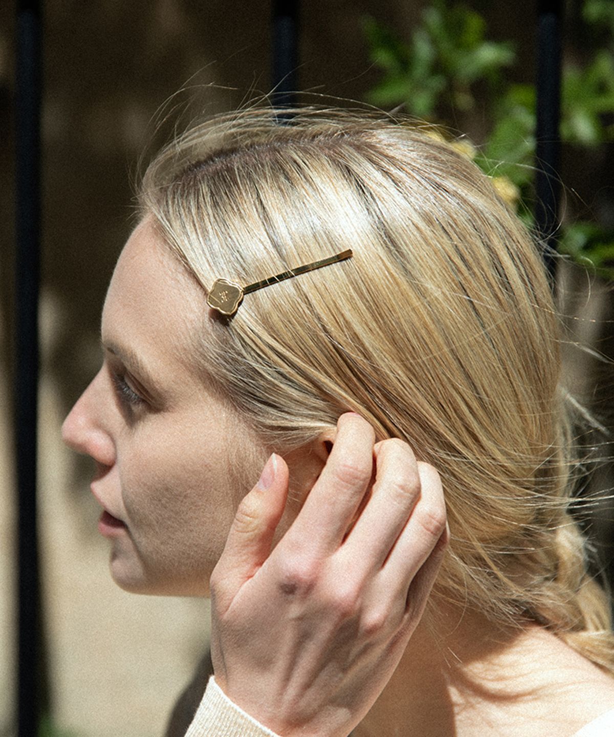 폴뉴아(FOLNUA) CLOVER METAL HAIR PIN (GOLD)