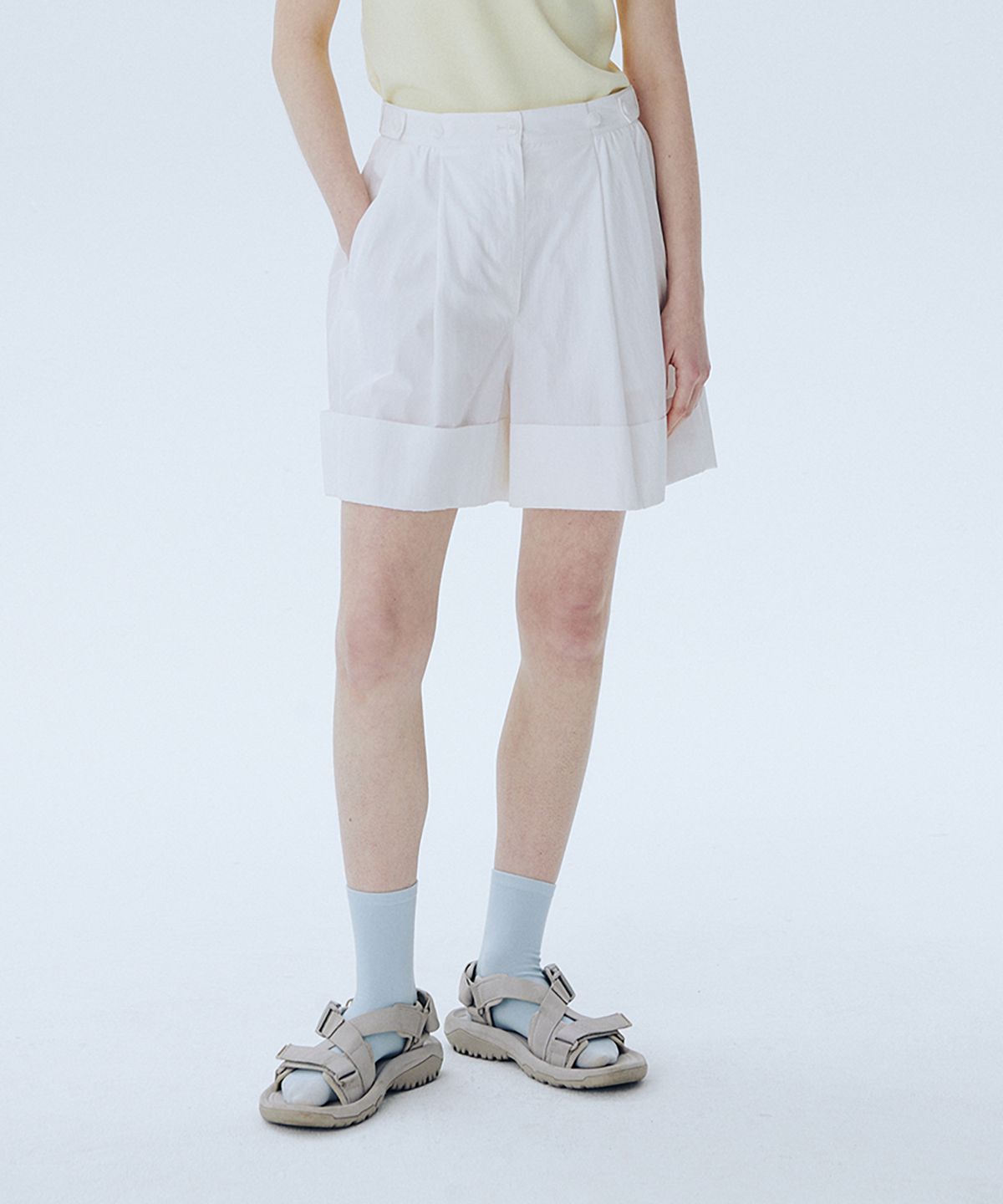 아위(AHWE) Tucked Shorts_WHITE