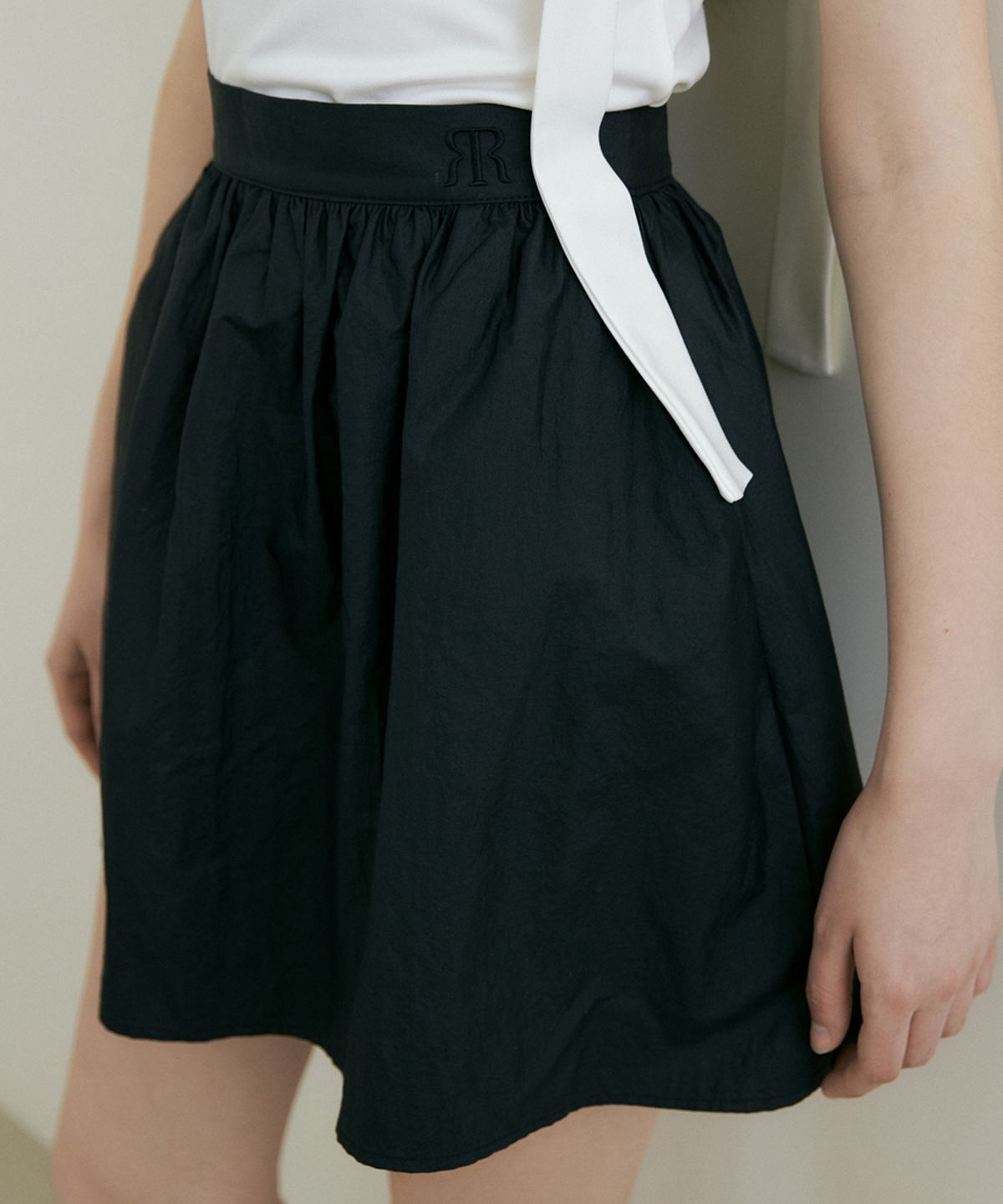 리올그(REORG) FRA NYLON BALLOON MINI SKIRT BLACK