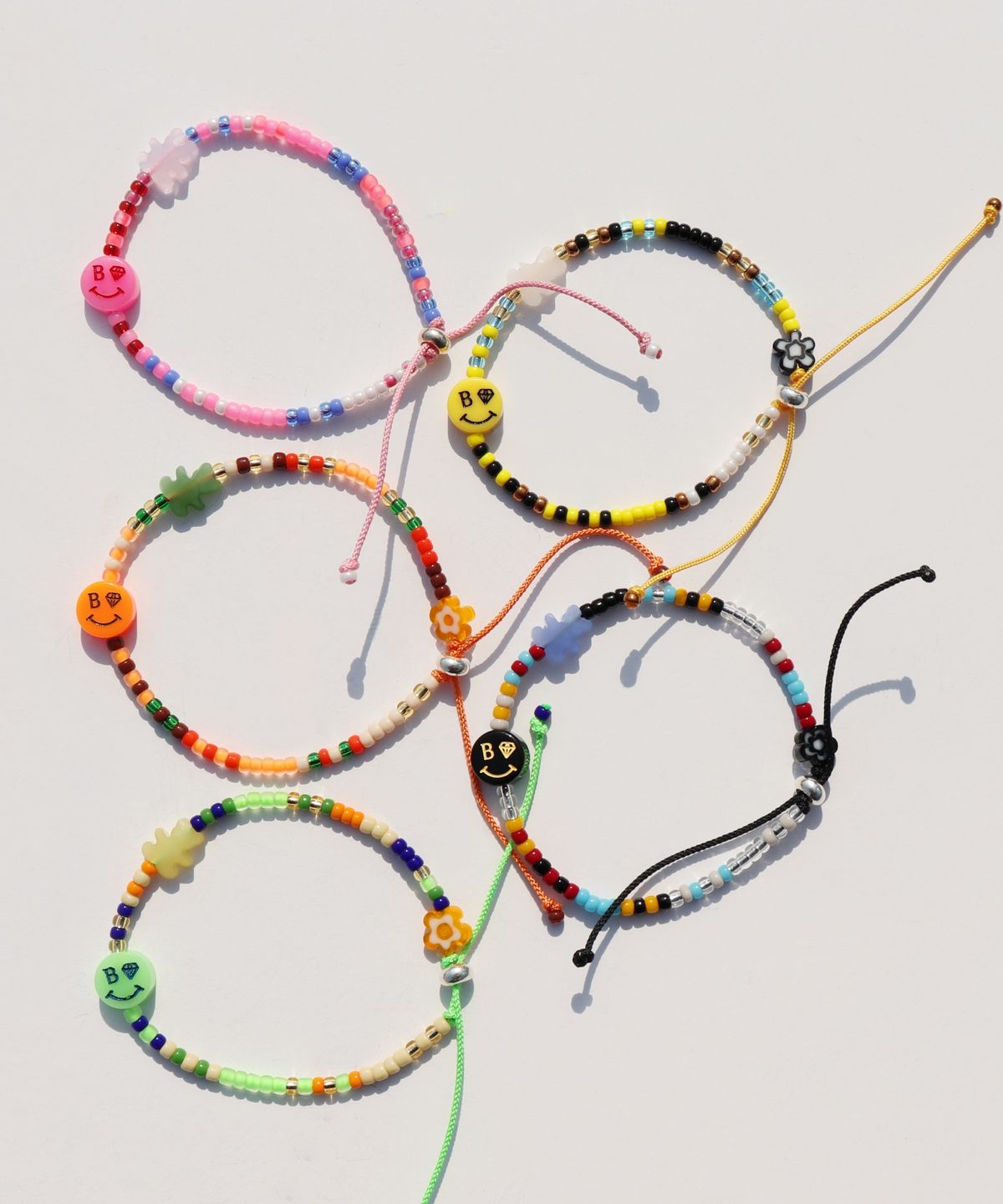봉보(BONBEAU) Kitsch motives charm beads knot Bracelet 키치 스마일 곰돌이 참 비즈 실팔찌 매듭팔찌