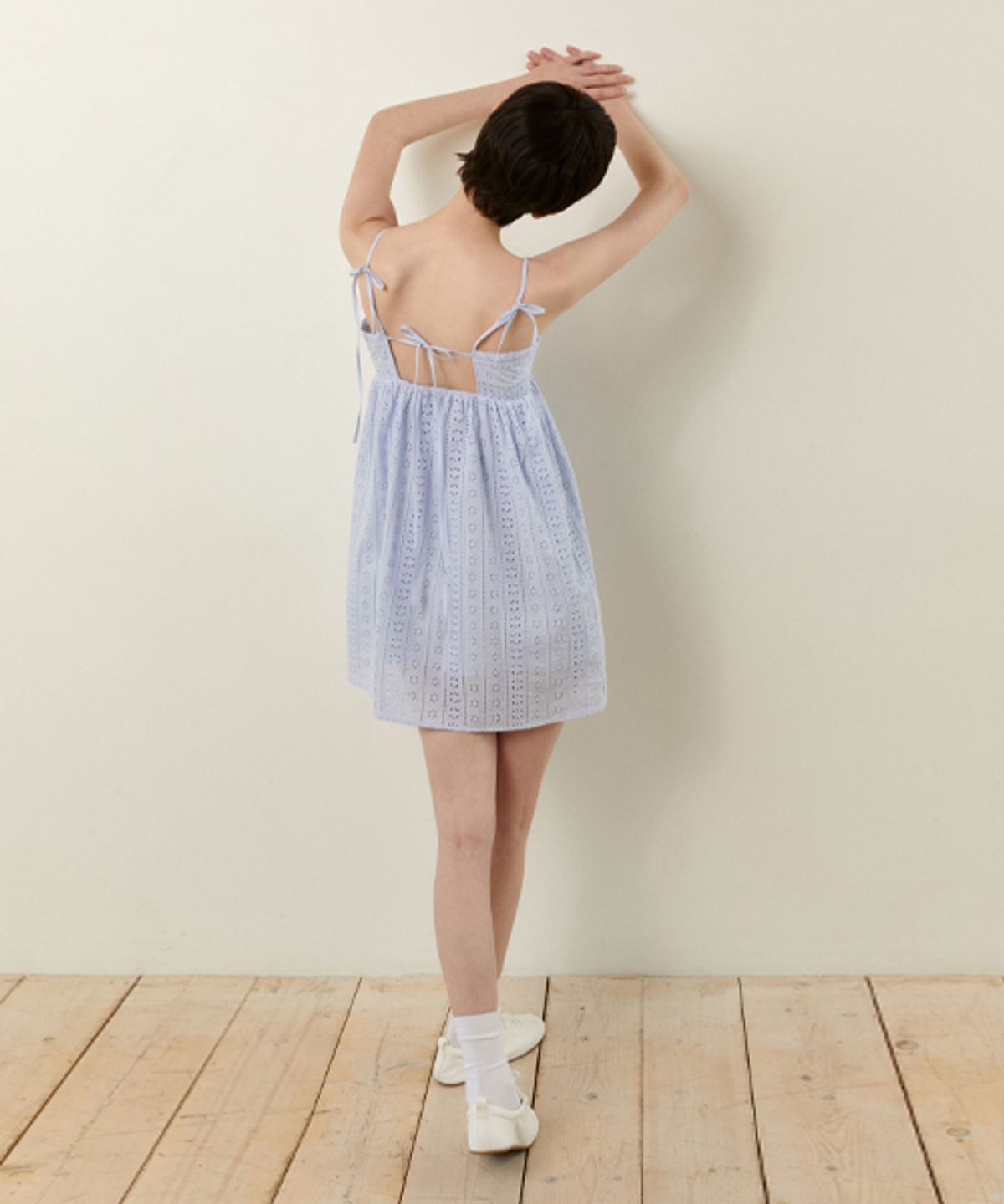 레이디 볼륨(LADY VOLUME) FLORAL LACE MINI DRESS_SKY BLUE
